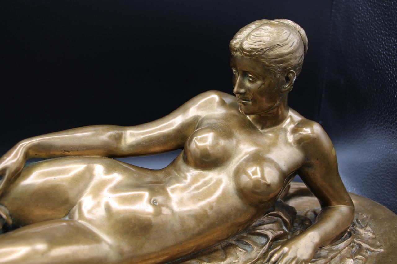 Grande bronzo con patina dorata, risalente al periodo dell'Art Nouveau. Raffigurante una donna nuda sdraiata Firmato da Thomas Nelson Maclean Timbro della fonderia Thiebaut Frères di Parigi In ottimo stato di conservazione