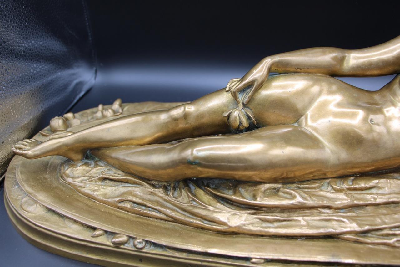 Francese Grande donna nuda distesa in bronzo di Thomas Nelson Maclean Art Nouveau in vendita
