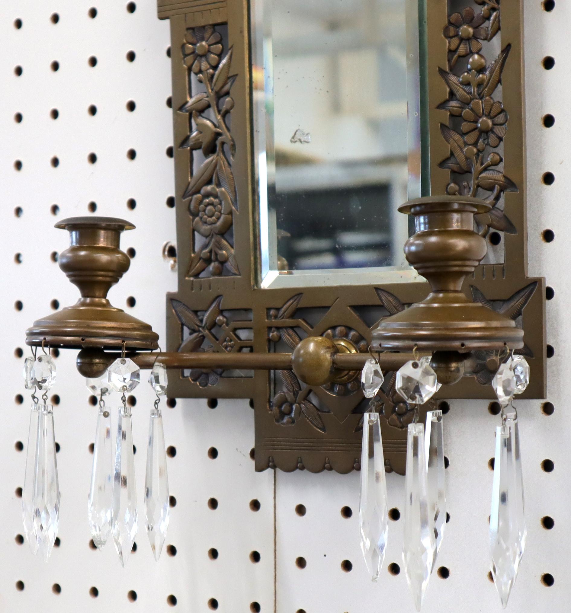Großer Bronze Spiegel Wandleuchter Zwei Kerzenhalter (amerikanisch) im Angebot
