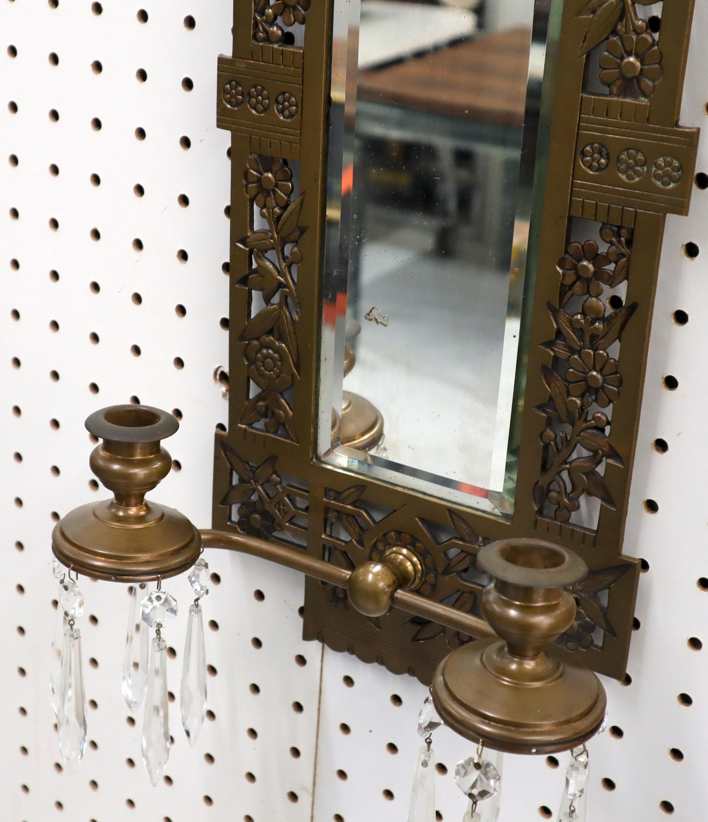 Großer Bronze Spiegel Wandleuchter Zwei Kerzenhalter im Angebot 1