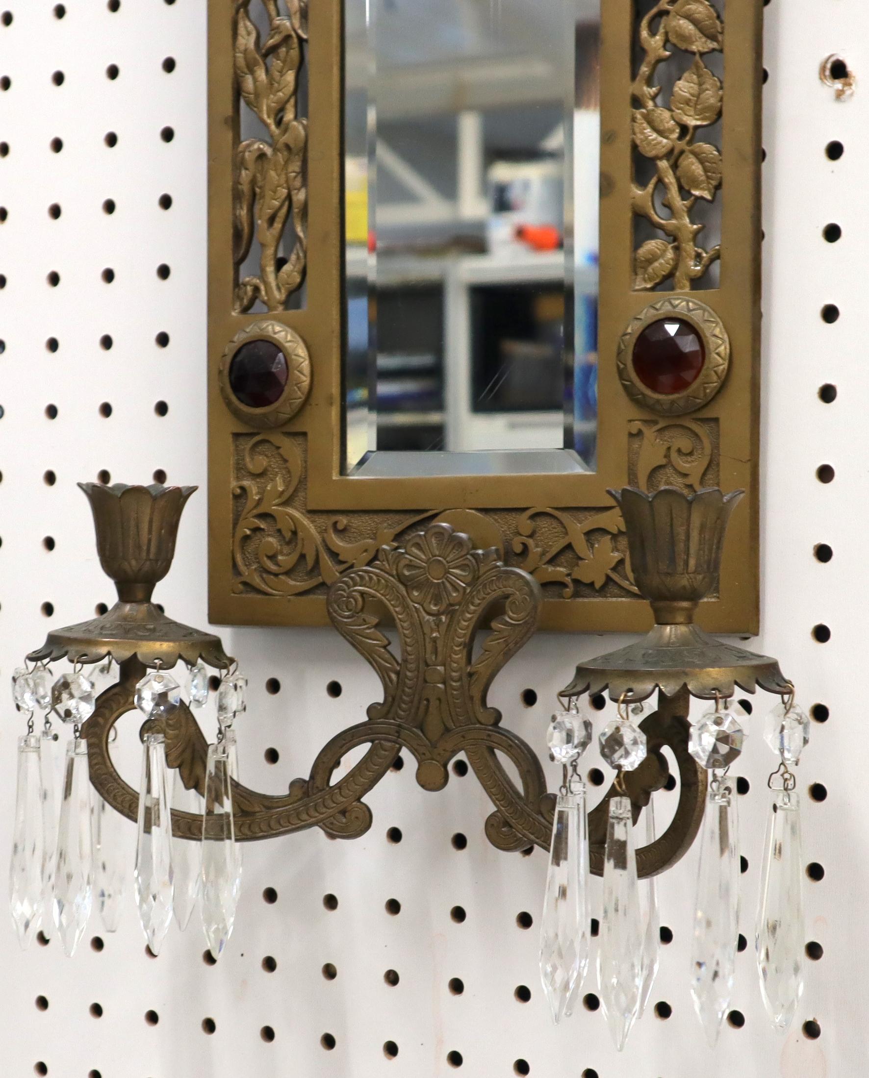 Américain Grande applique miroir en bronze Deux chandeliers Bijoux décorés en vente