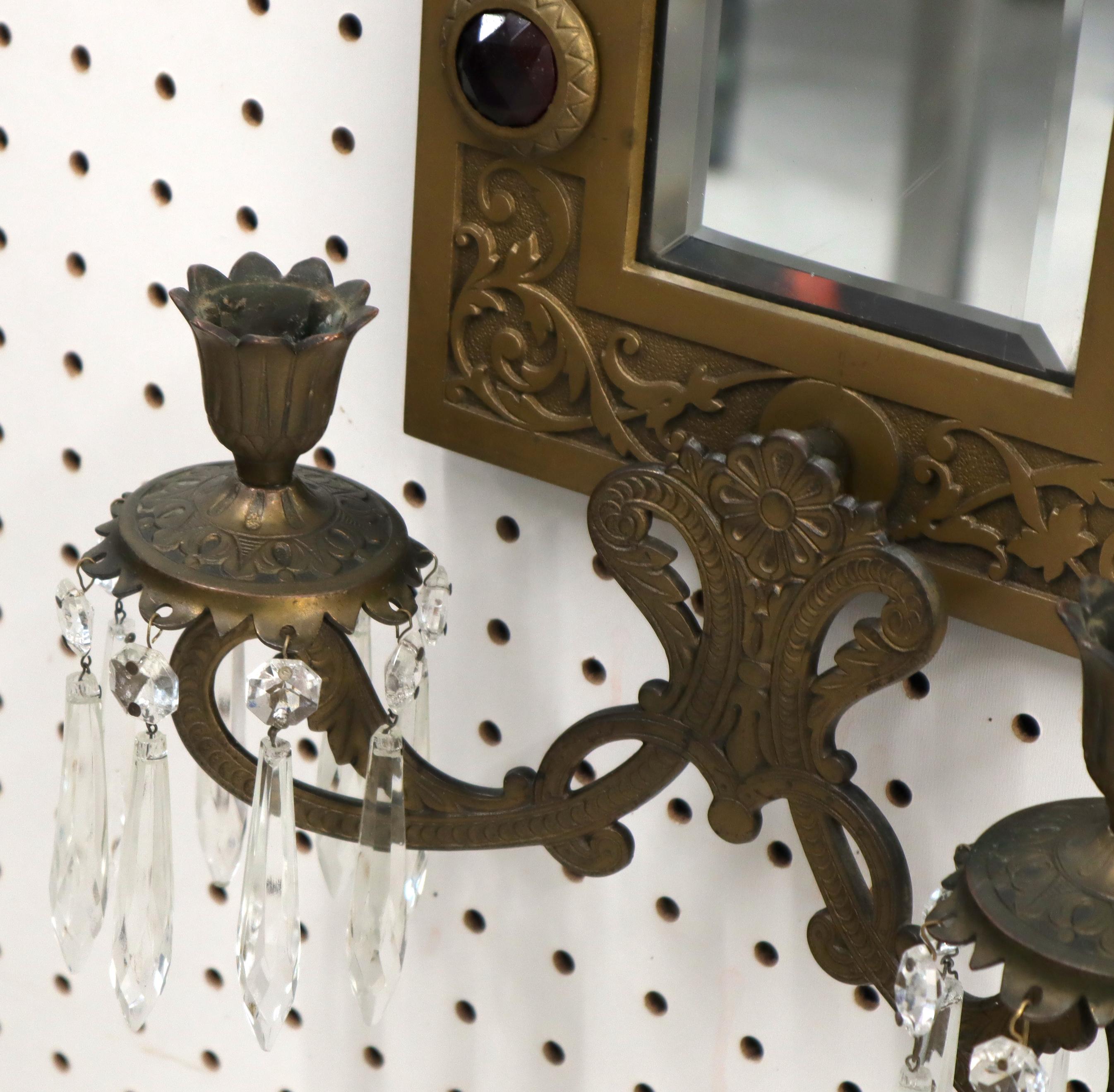XIXe siècle Grande applique miroir en bronze Deux chandeliers Bijoux décorés en vente
