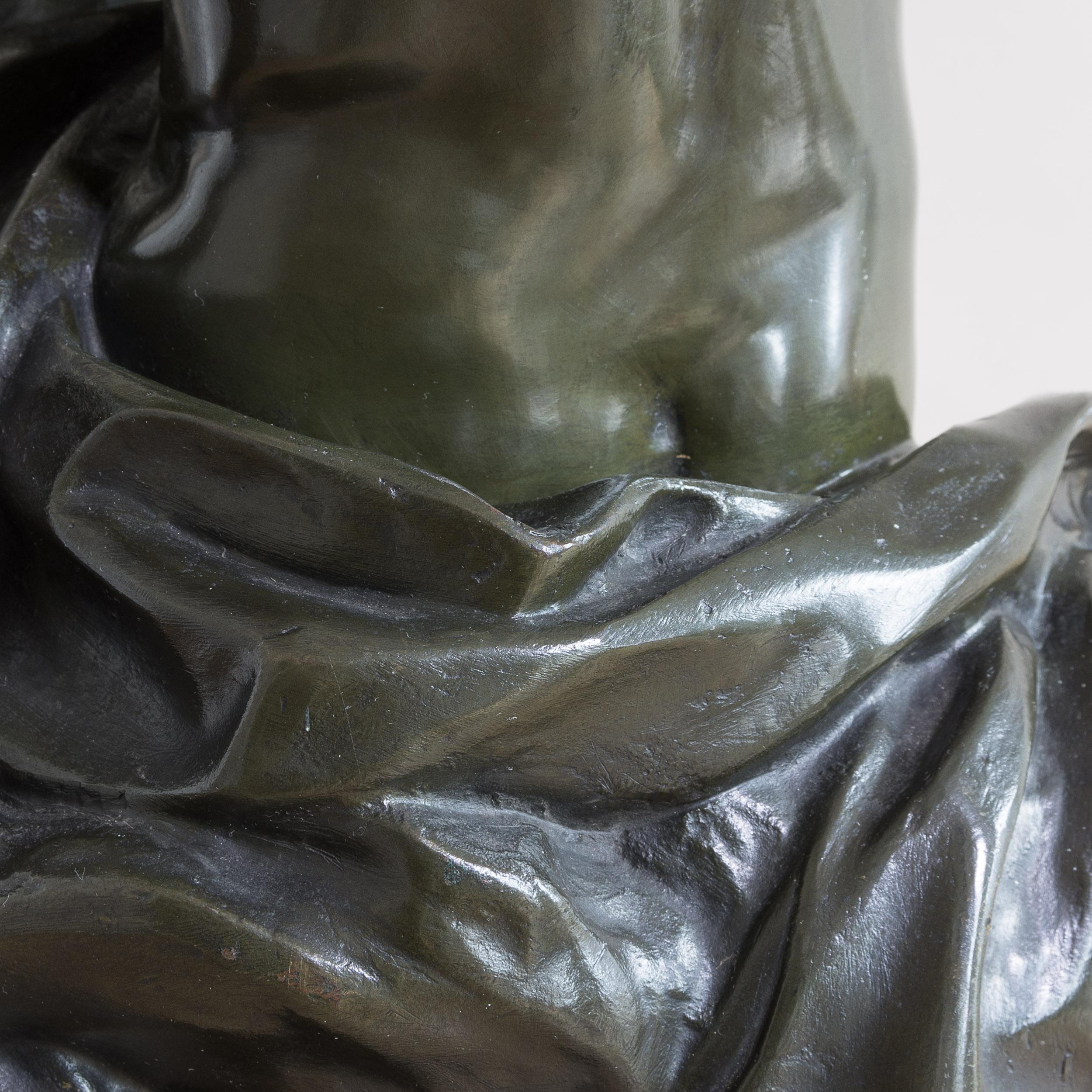Grand modèle en bronze d'un Mercure assis, d'après Jean-Baptiste Pigalle (1714-1785),
fin du dix-neuvième siècle ou début du vingtième siècle, français.  

Diamètre de la base 27 cm.

Cette statue représente Mercure attachant ses célèbres sandales
