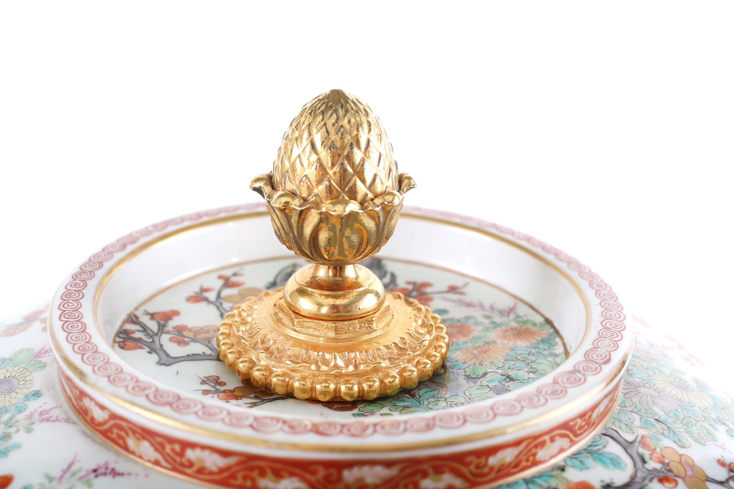 Centro de mesa grande con pie de porcelana / montado en bronce Dorado en venta
