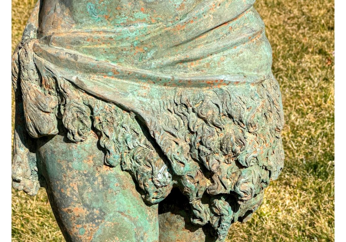 Grande sculpture de jardin néoclassique d'une jeune fille avec un tambourin en vente 4