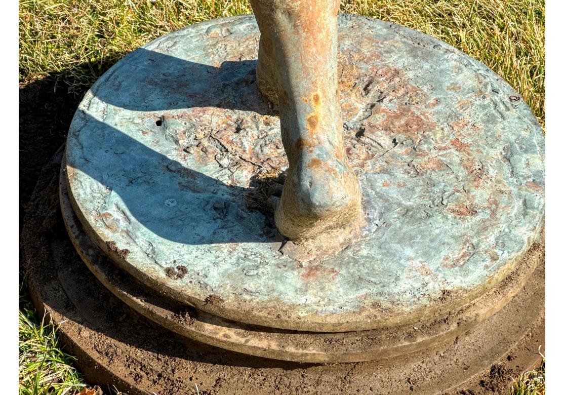 Grande sculpture de jardin néoclassique d'une jeune fille avec un tambourin en vente 6