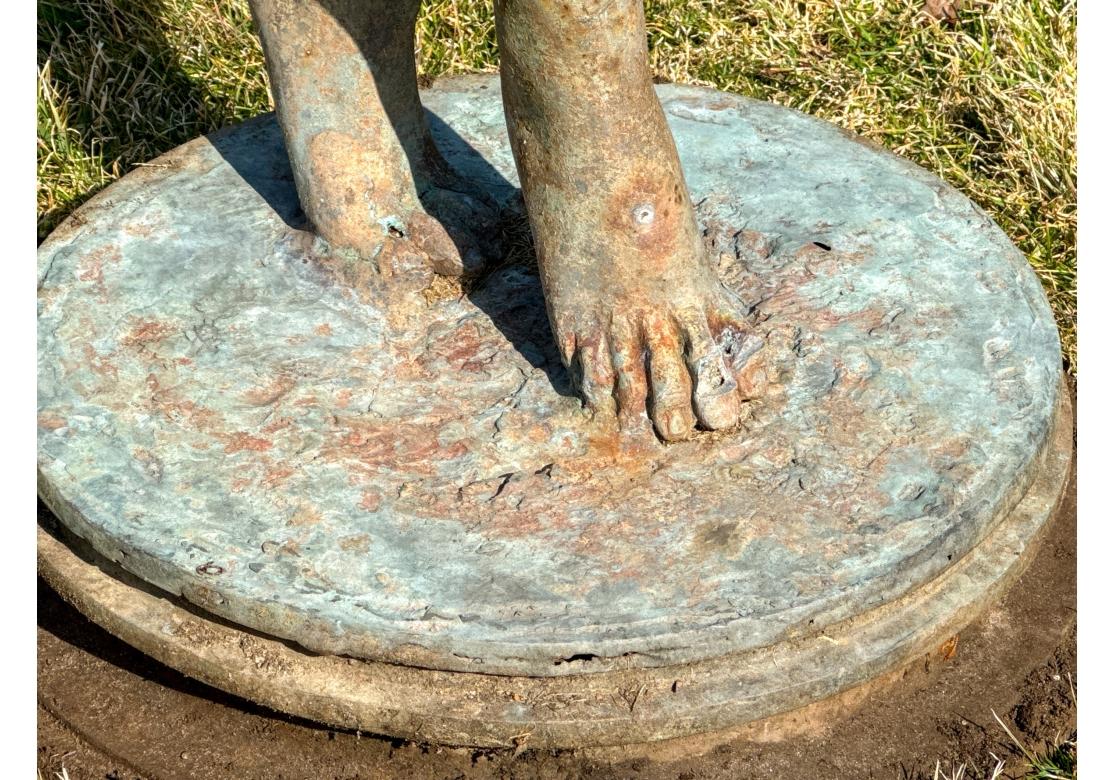 Grande sculpture de jardin néoclassique d'une jeune fille avec un tambourin Abîmé - En vente à Bridgeport, CT
