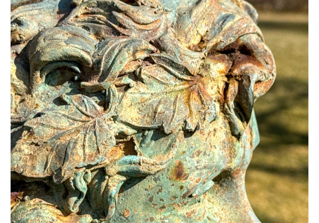 Bronze Grande sculpture de jardin néoclassique d'une jeune fille avec un tambourin en vente