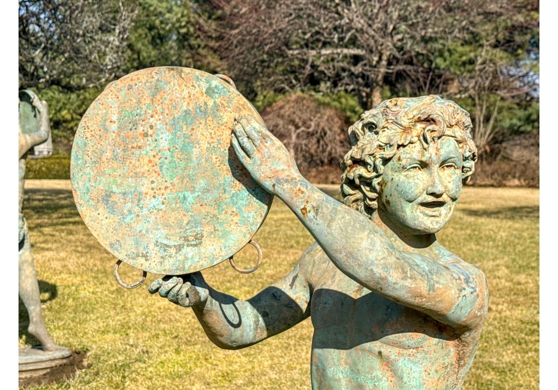 Grande sculpture de jardin néoclassique d'une jeune fille avec un tambourin en vente 1