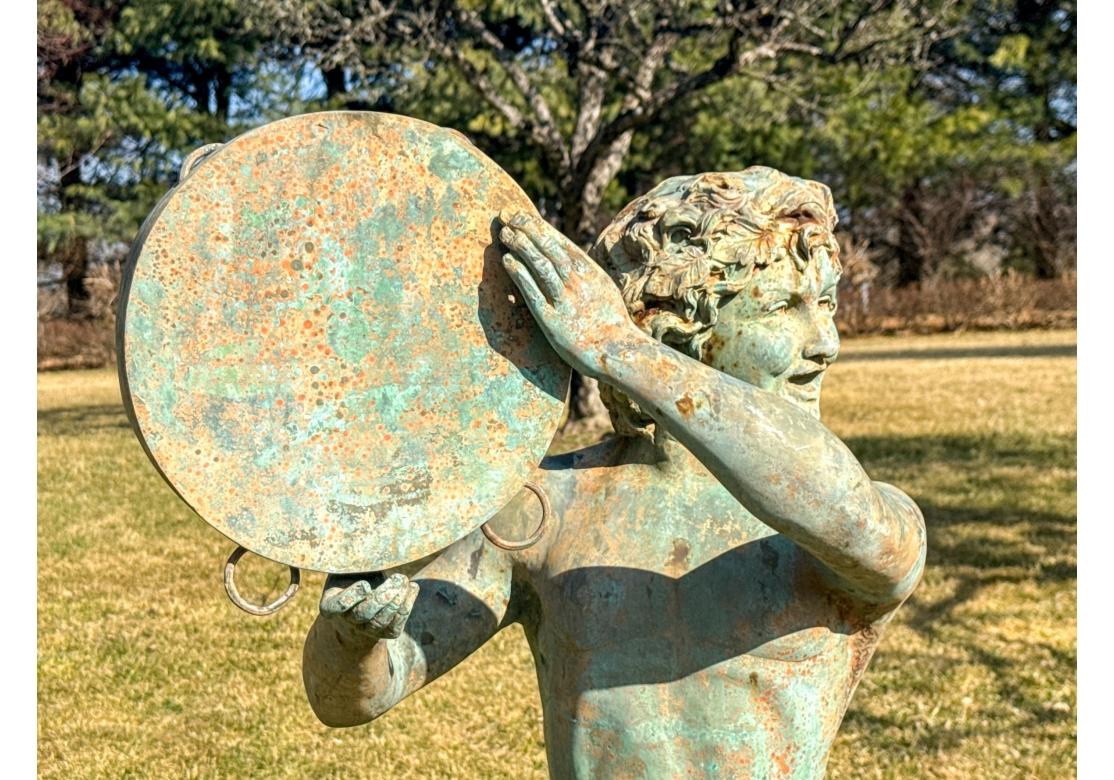 Grande sculpture de jardin néoclassique d'une jeune fille avec un tambourin en vente 2