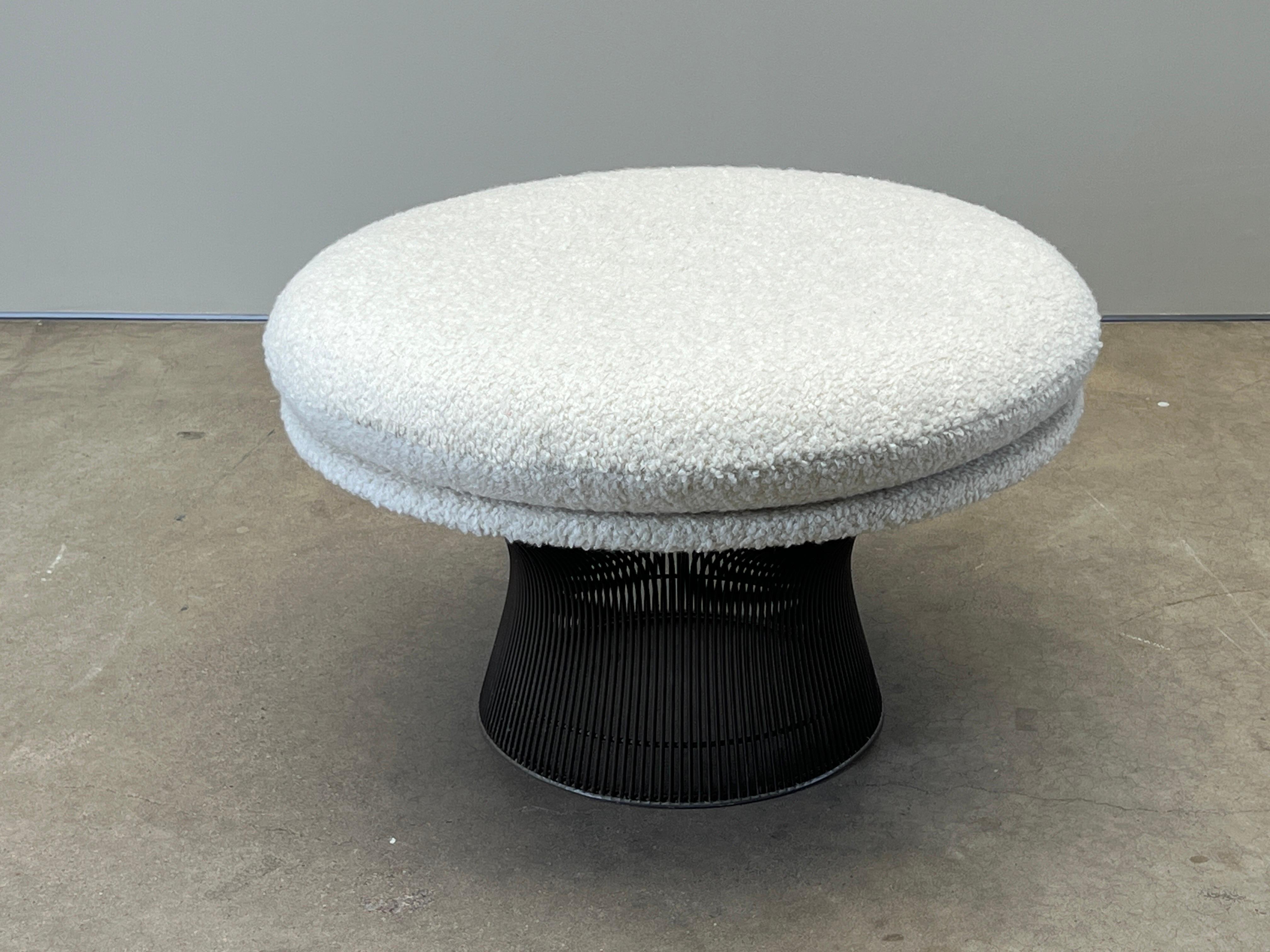 Grand ottoman en bronze conçu par Warren Platner pour Knoll, recouvert d'un tissu HOLLY HUNT / Teddy / Winter White. 
L'ottoman était à l'origine une table basse et le coussin a été ajouté pour créer un ottoman à grande échelle. 