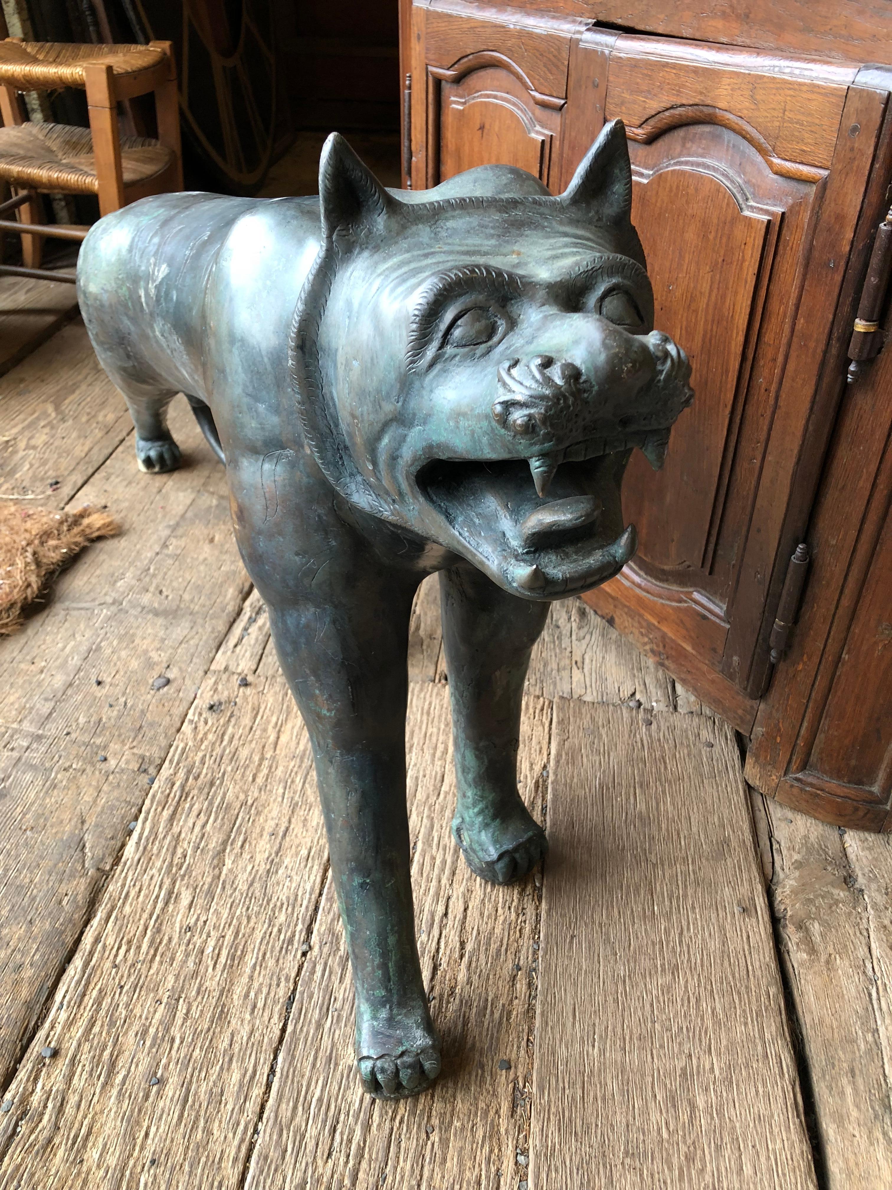 Archaïque Sculpture de chat en bronze Phyllis Morris en vente
