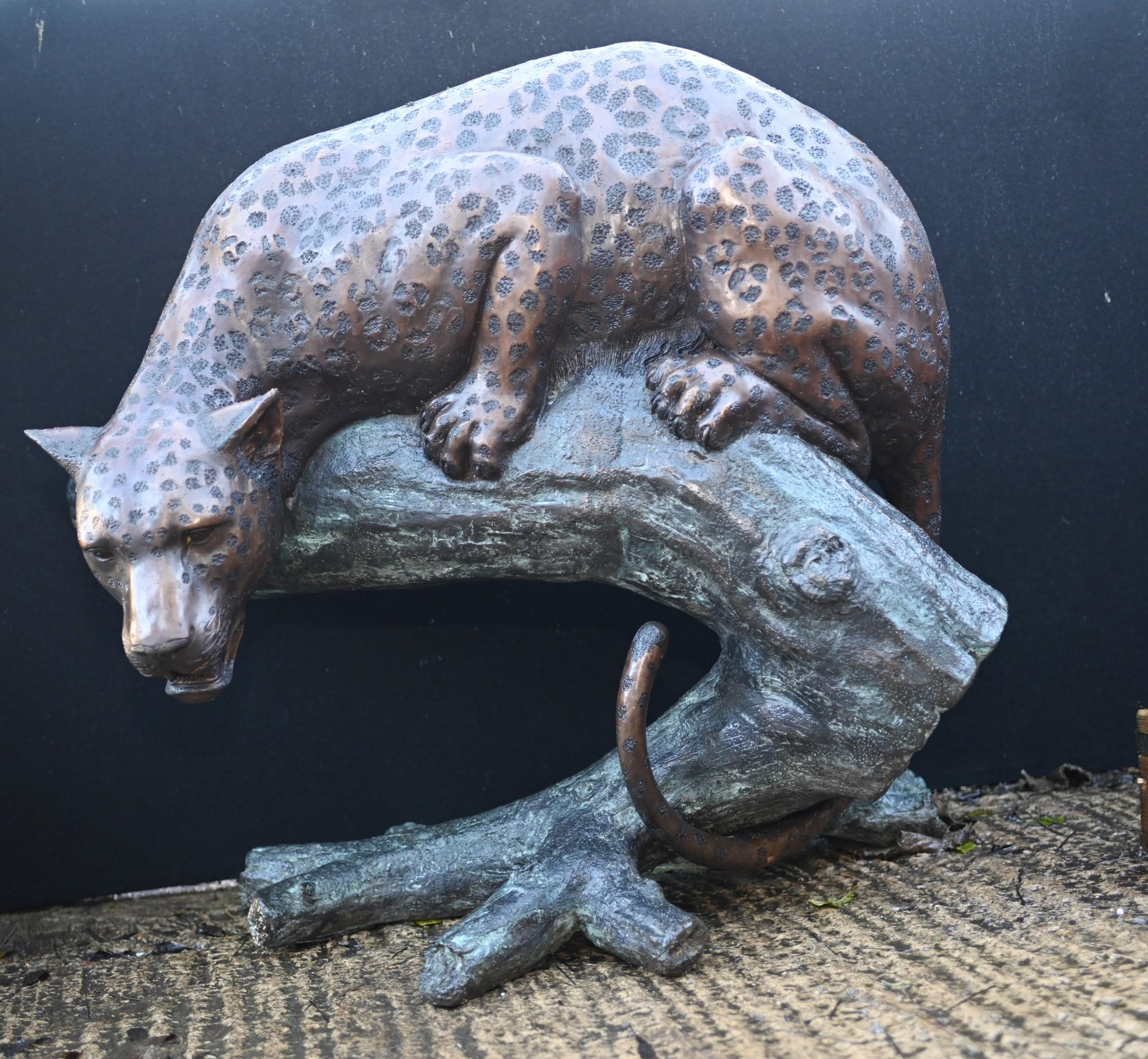 Grande statue de panthère en bronze, sculpture de jardin de chat en vente 4