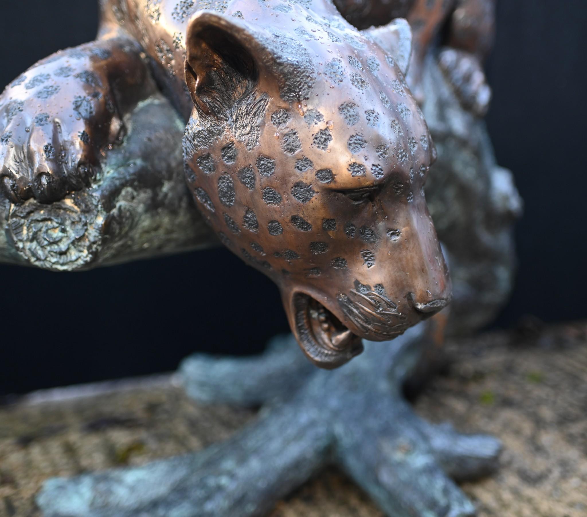 Fin du 20e siècle Grande statue de panthère en bronze, sculpture de jardin de chat en vente