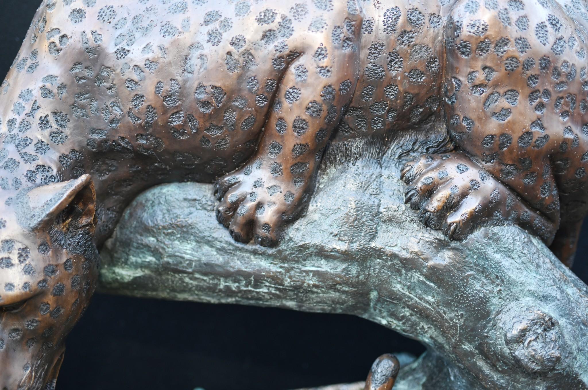 Grande statue de panthère en bronze, sculpture de jardin de chat en vente 1