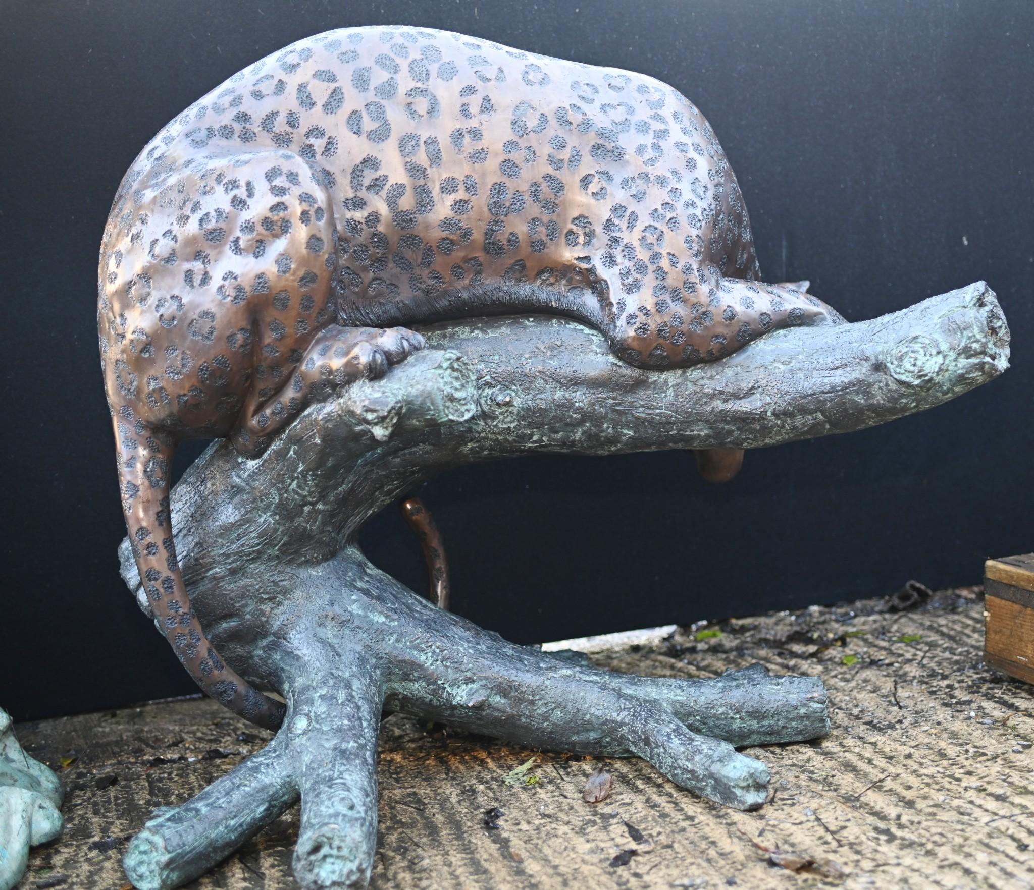 Grande statue de panthère en bronze, sculpture de jardin de chat en vente 2