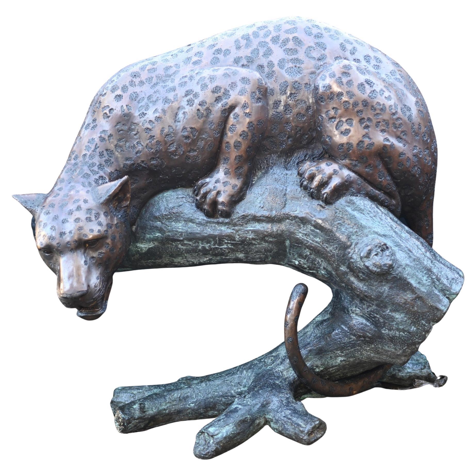 Grande statue de panthère en bronze, sculpture de jardin de chat en vente