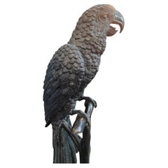 Loro grande de bronce en una percha