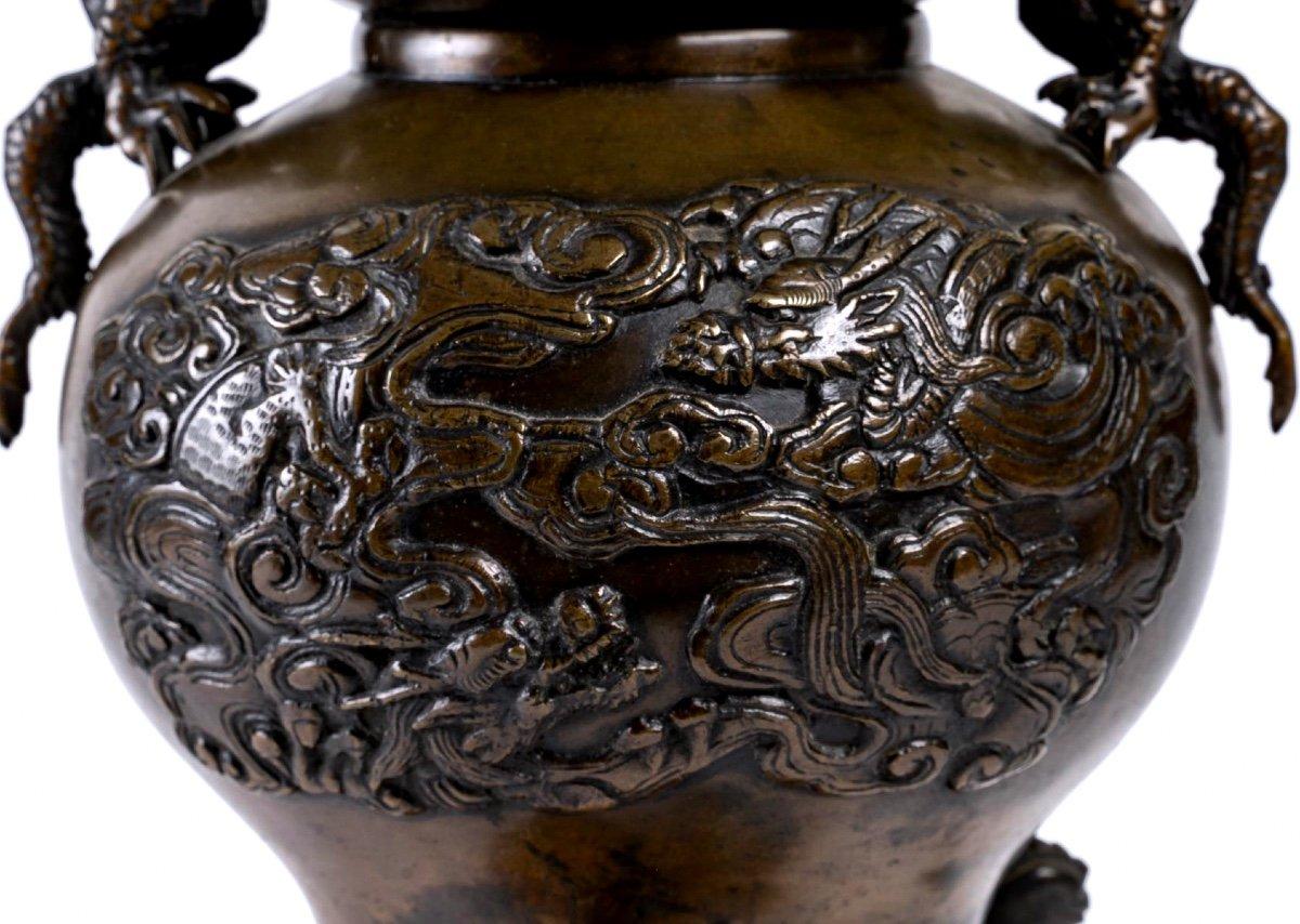 Lovely and large bronze perfume burner with Chinese brown patina. Its tripod base resting on a circular bronze base is composed of three majestic phoenixes with outstretched wings, supporting a bronze incense vase whose body has a decoration in