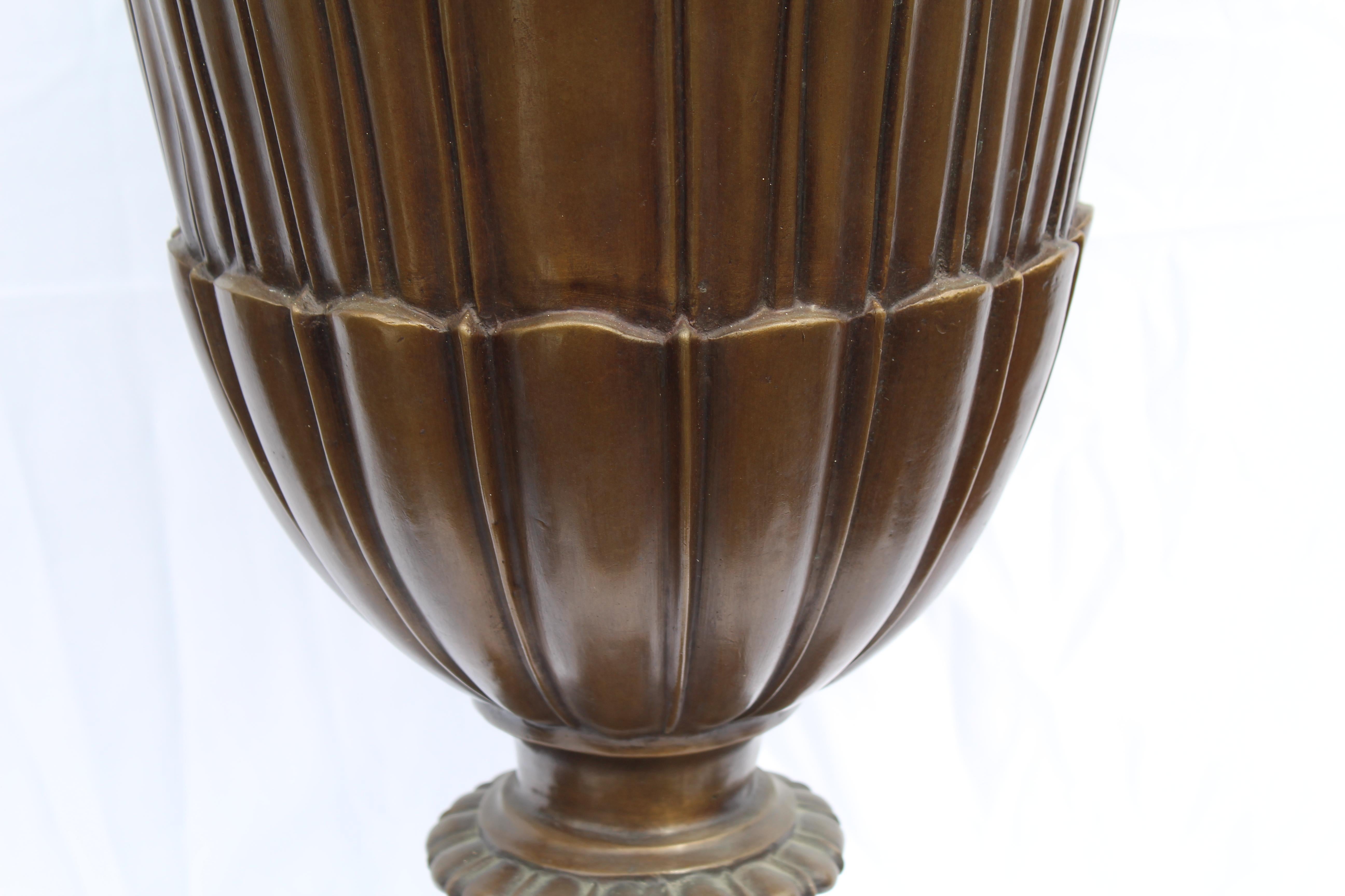 Jardinera grande de bronce , diseño inglés , acanalada  pesado Eduardiano en venta