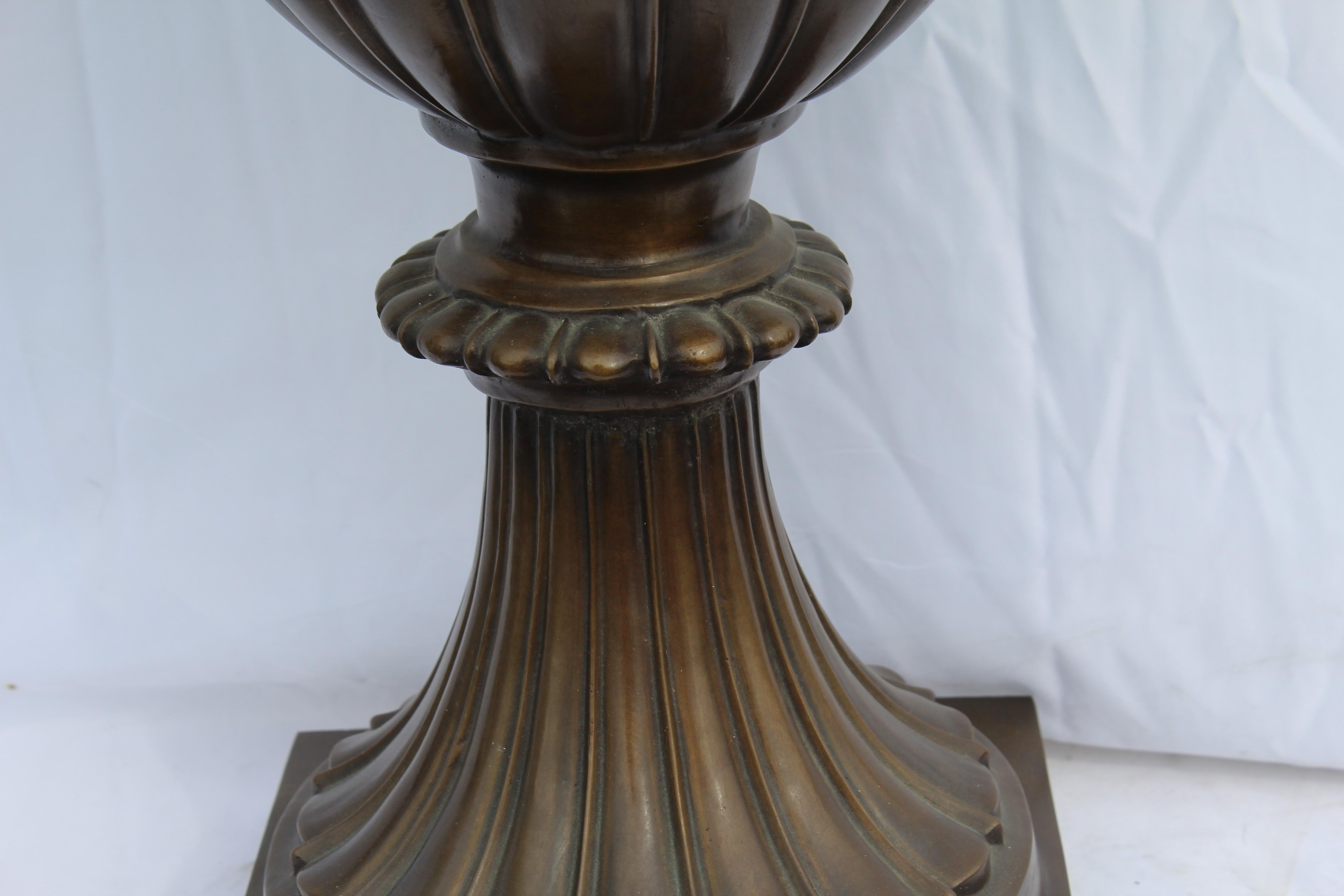 Jardinera grande de bronce , diseño inglés , acanalada  pesado Estadounidense en venta