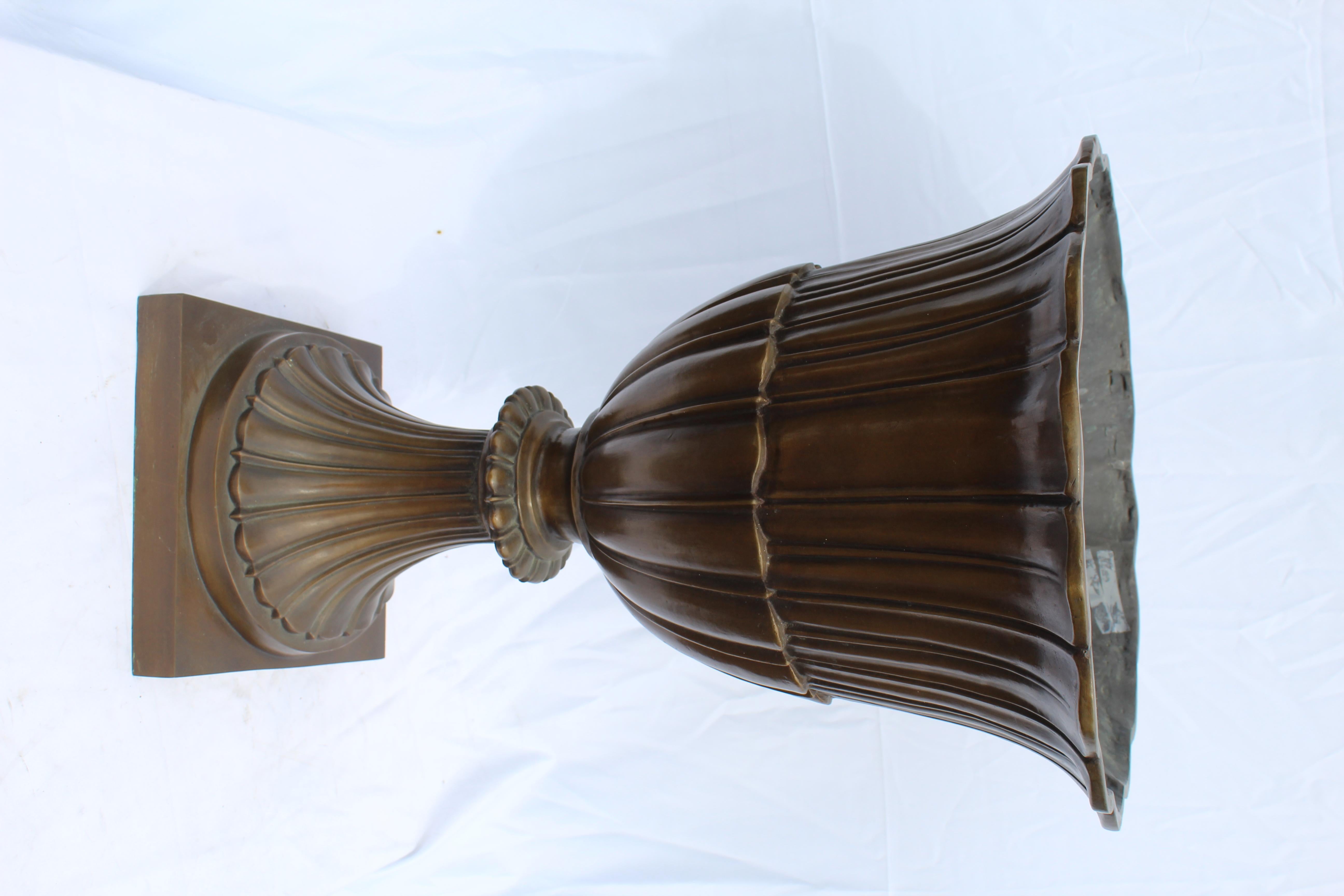 Jardinera grande de bronce , diseño inglés , acanalada  pesado en Bueno estado para la venta en Los Angeles, CA