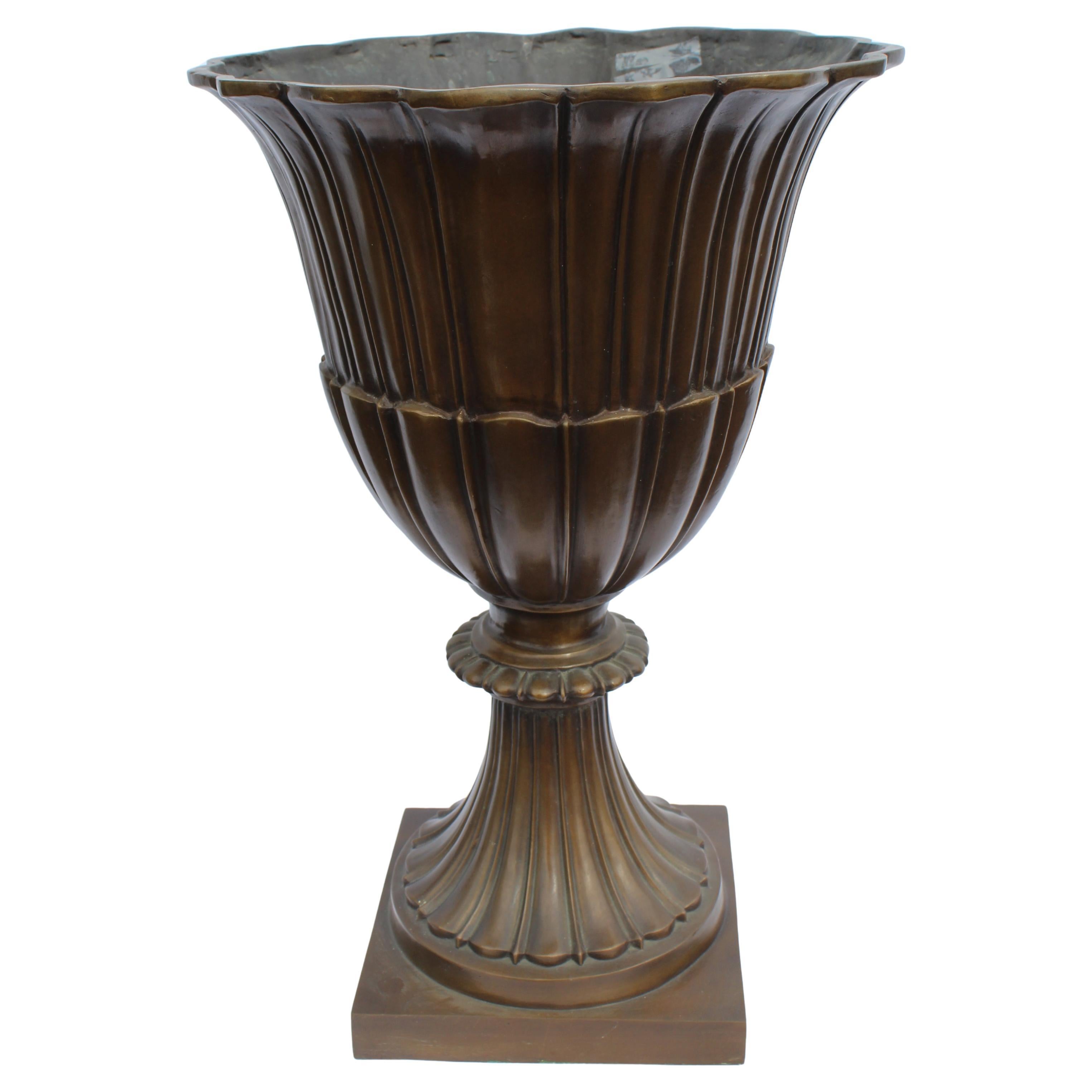 Jardinera grande de bronce , diseño inglés , acanalada  pesado en venta