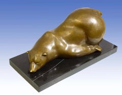 Grande sculpture en bronze représentant un ours polaire, à la patine dorée, XXe siècle