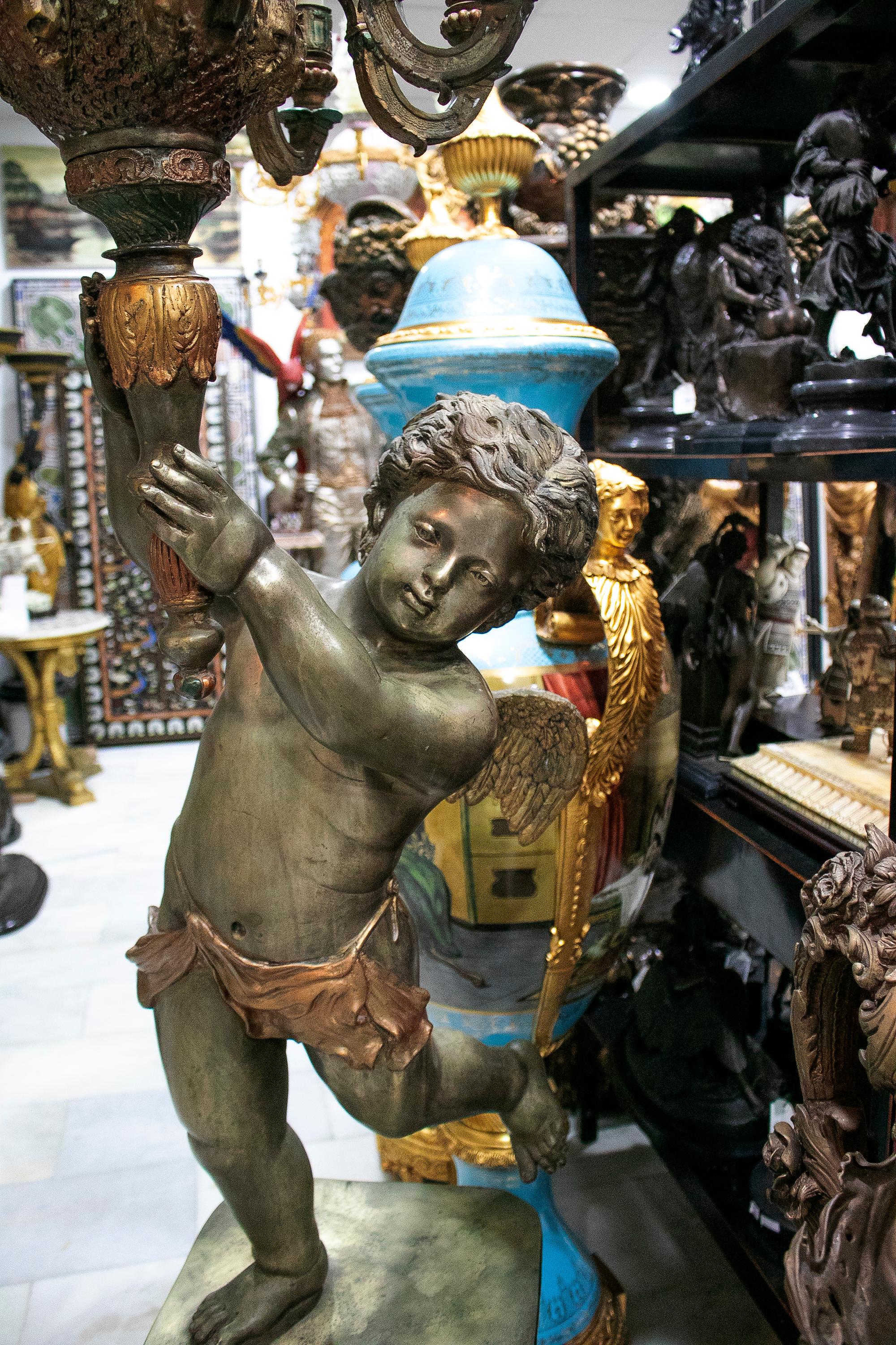 Européen Grande statue d'ange ailé polychrome en bronze et candélabre sur pied en bronze en vente