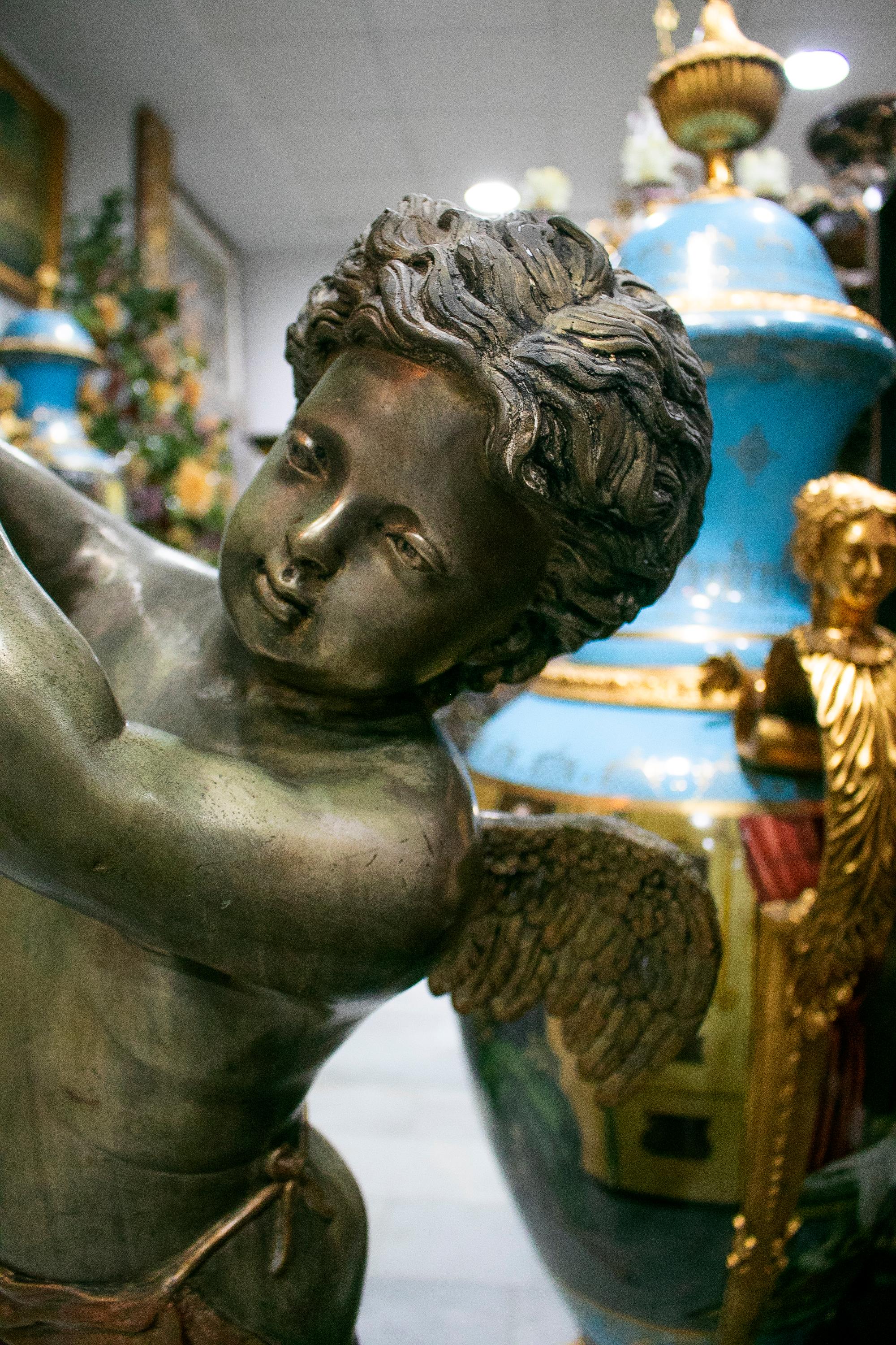Grande statue d'ange ailé polychrome en bronze et candélabre sur pied en bronze Bon état - En vente à Marbella, ES