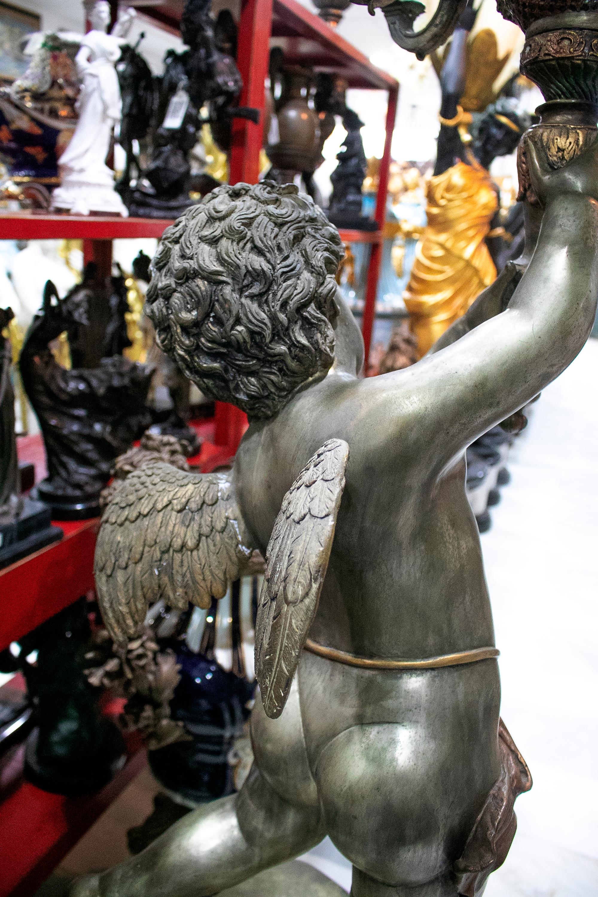 20ième siècle Grande statue d'ange ailé polychrome en bronze et candélabre sur pied en bronze en vente