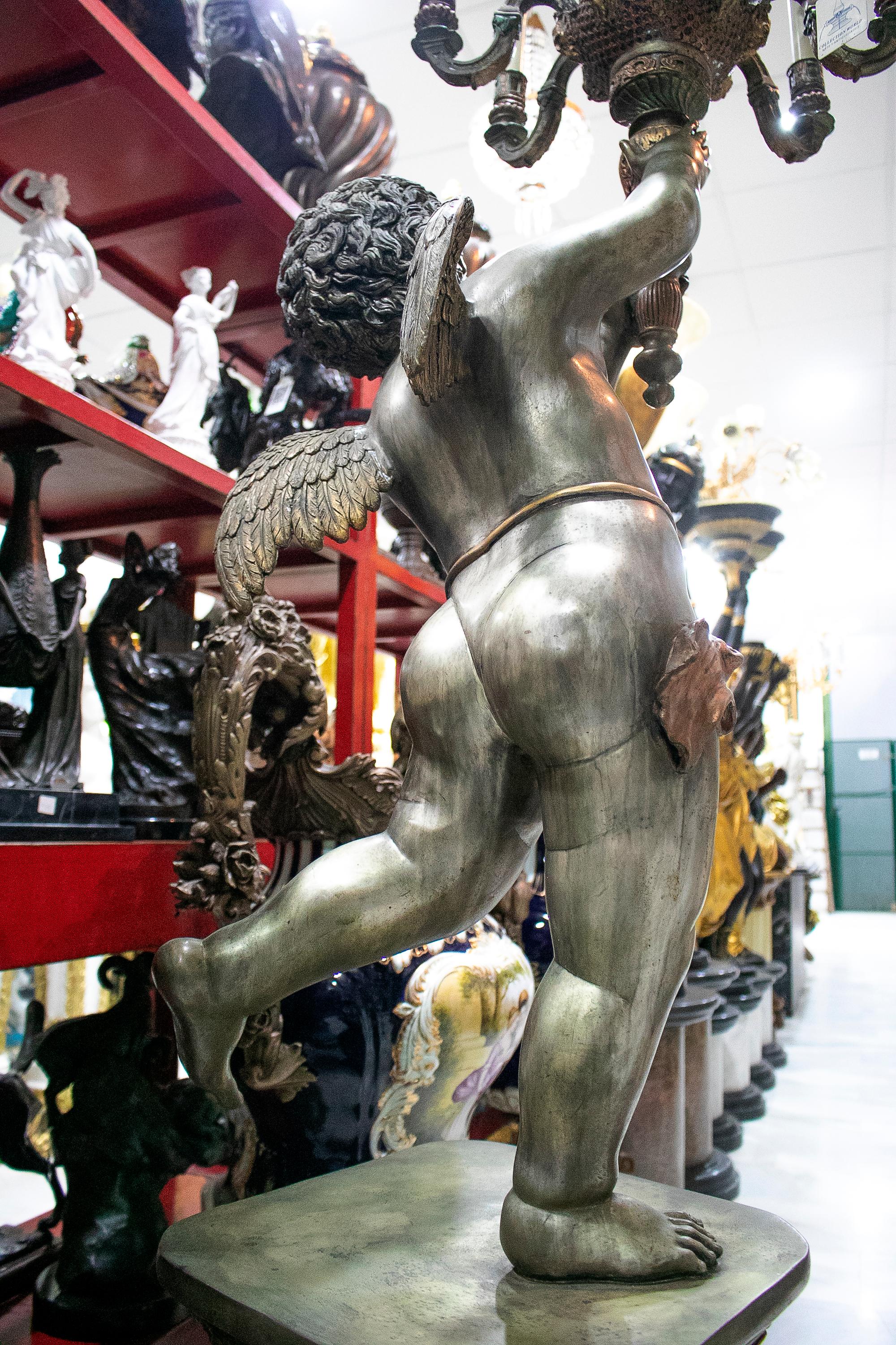 Bronze Grande statue d'ange ailé polychrome en bronze et candélabre sur pied en bronze en vente