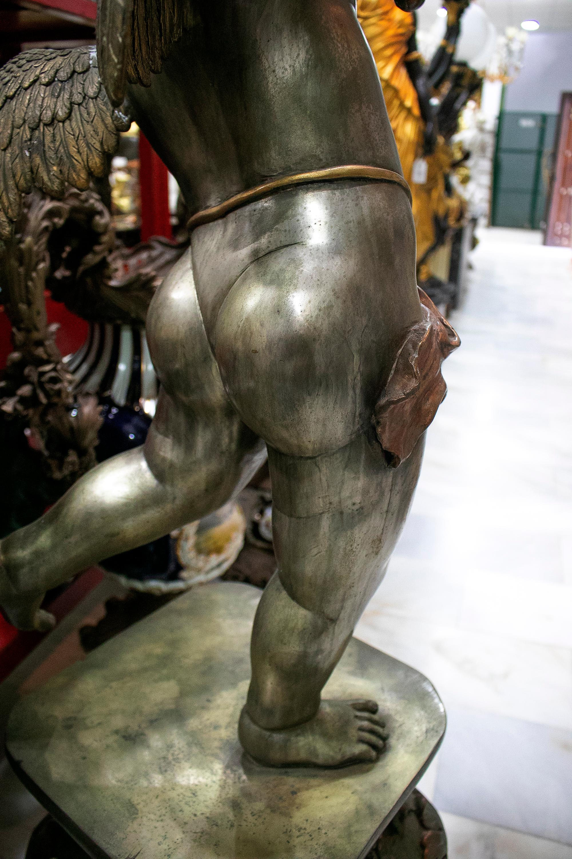 Grande statue d'ange ailé polychrome en bronze et candélabre sur pied en bronze en vente 2
