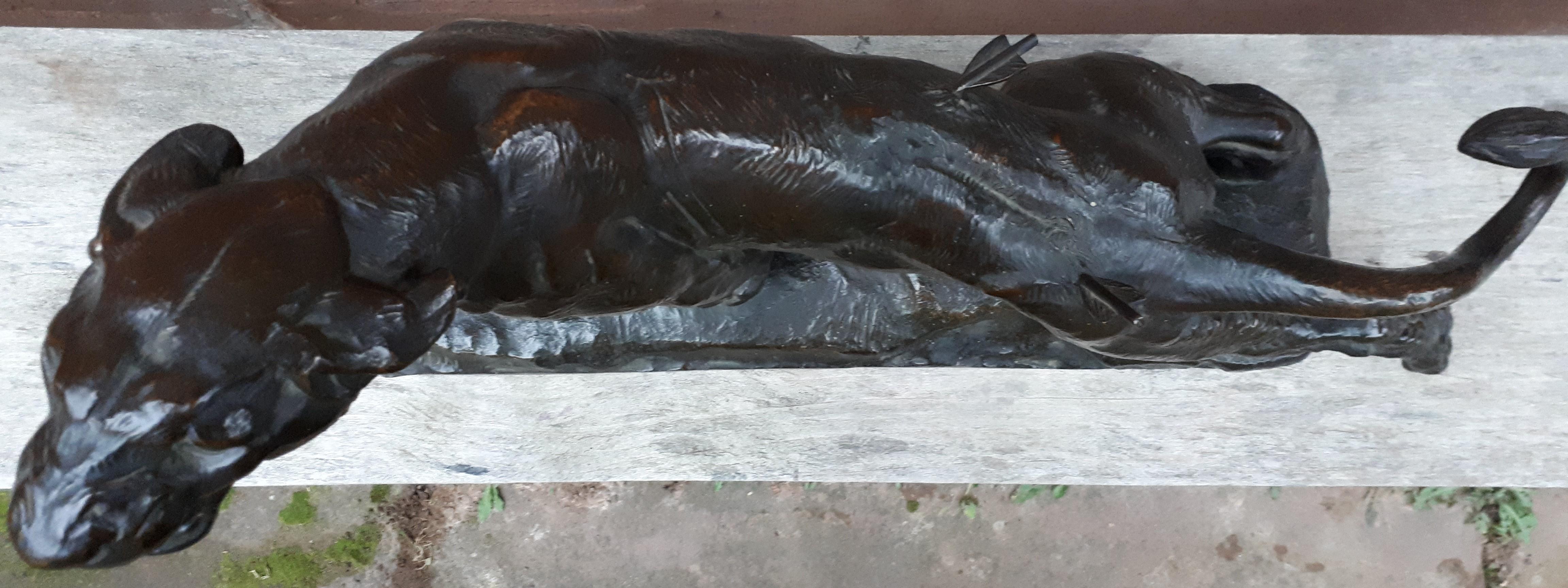 Large Bronze Sculpture of an Injured Lioness, by Charles Valton, France  In Good Condition For Sale In Saverne, Grand Est