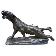Gran escultura de bronce (68 Cm) de una leona herida, por Charles Valton, Francia