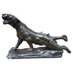 Große Bronzeskulptur einer verletzten Löwin aus Bronze (68 cm) von Charles Valton, Frankreich 