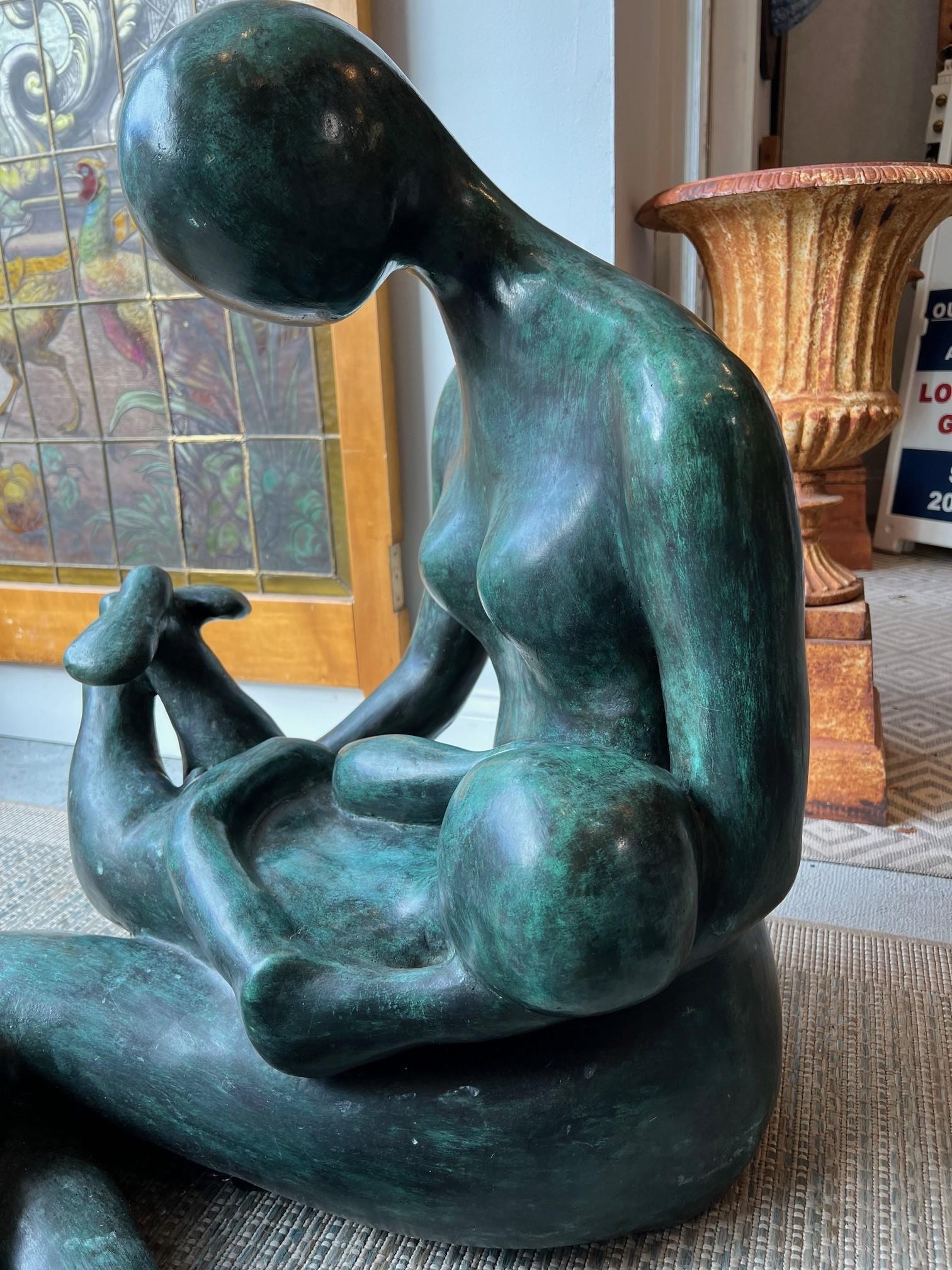 Große Bronzeskulptur Mutter und Kind aus Bronze von bekannter Künstlerin Carol Miller    (20. Jahrhundert) im Angebot