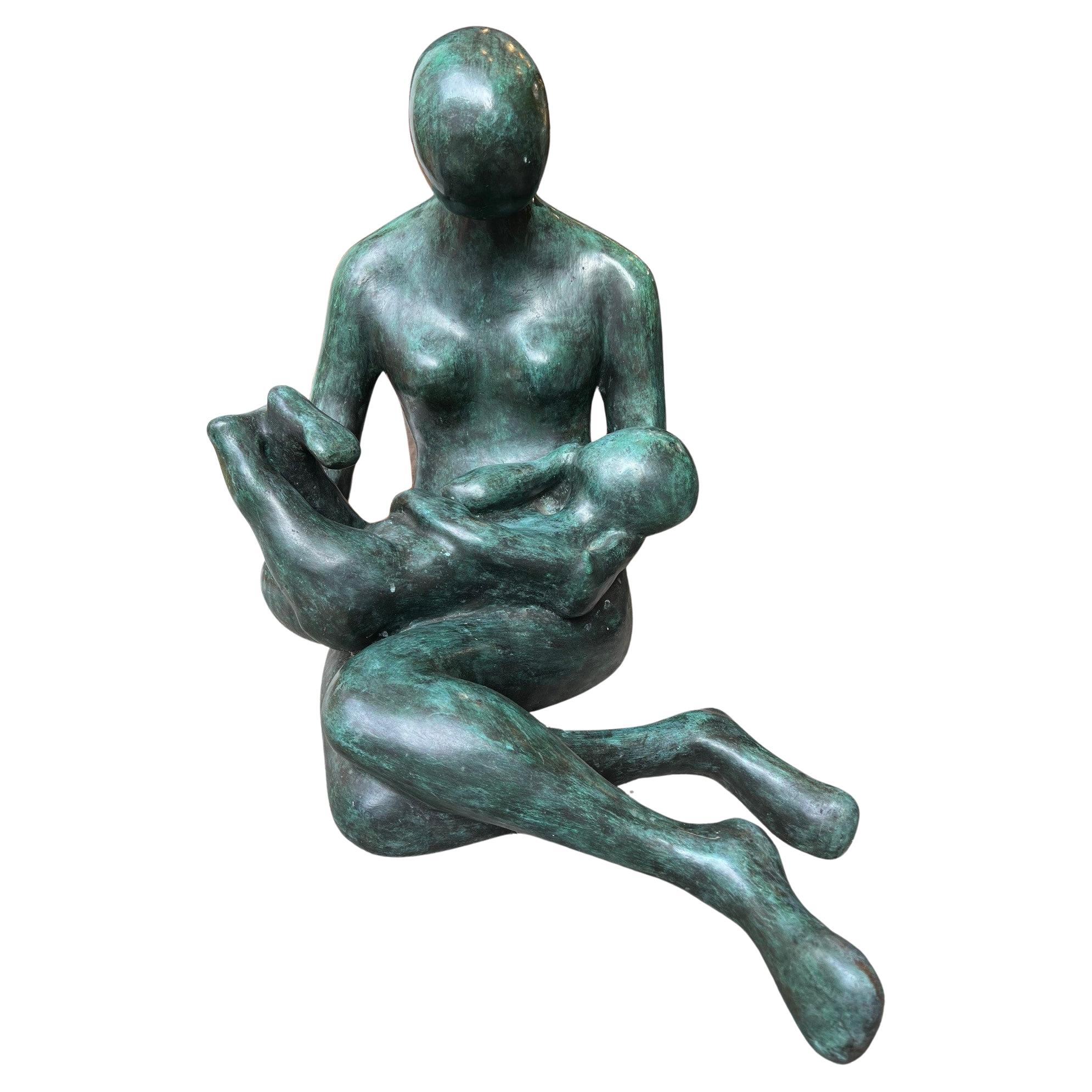 Große Bronzeskulptur Mutter und Kind aus Bronze von bekannter Künstlerin Carol Miller    im Angebot