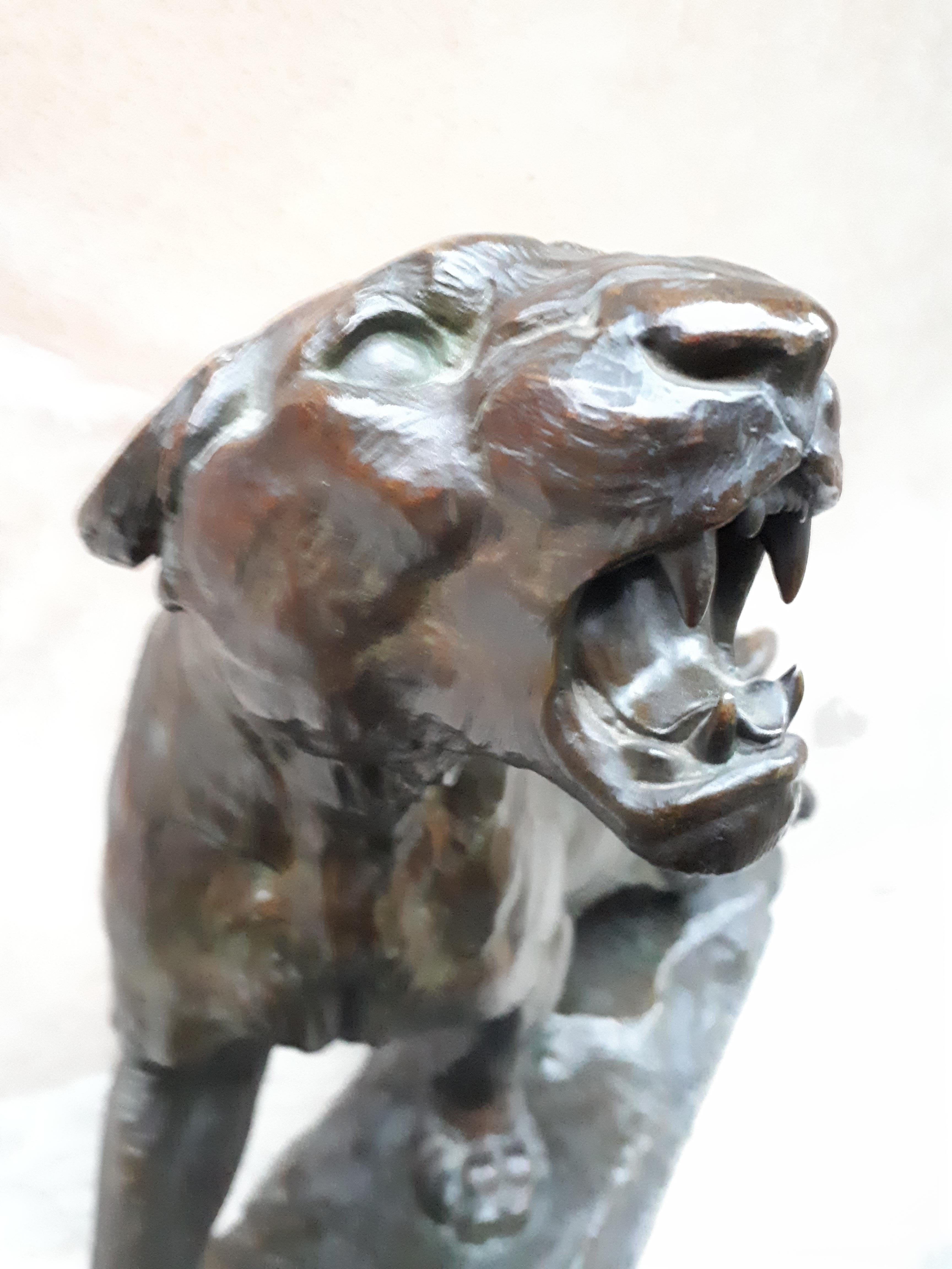 Gran escultura de bronce (68 Cm) de una leona herida, por Charles Valton, Francia  en venta 1