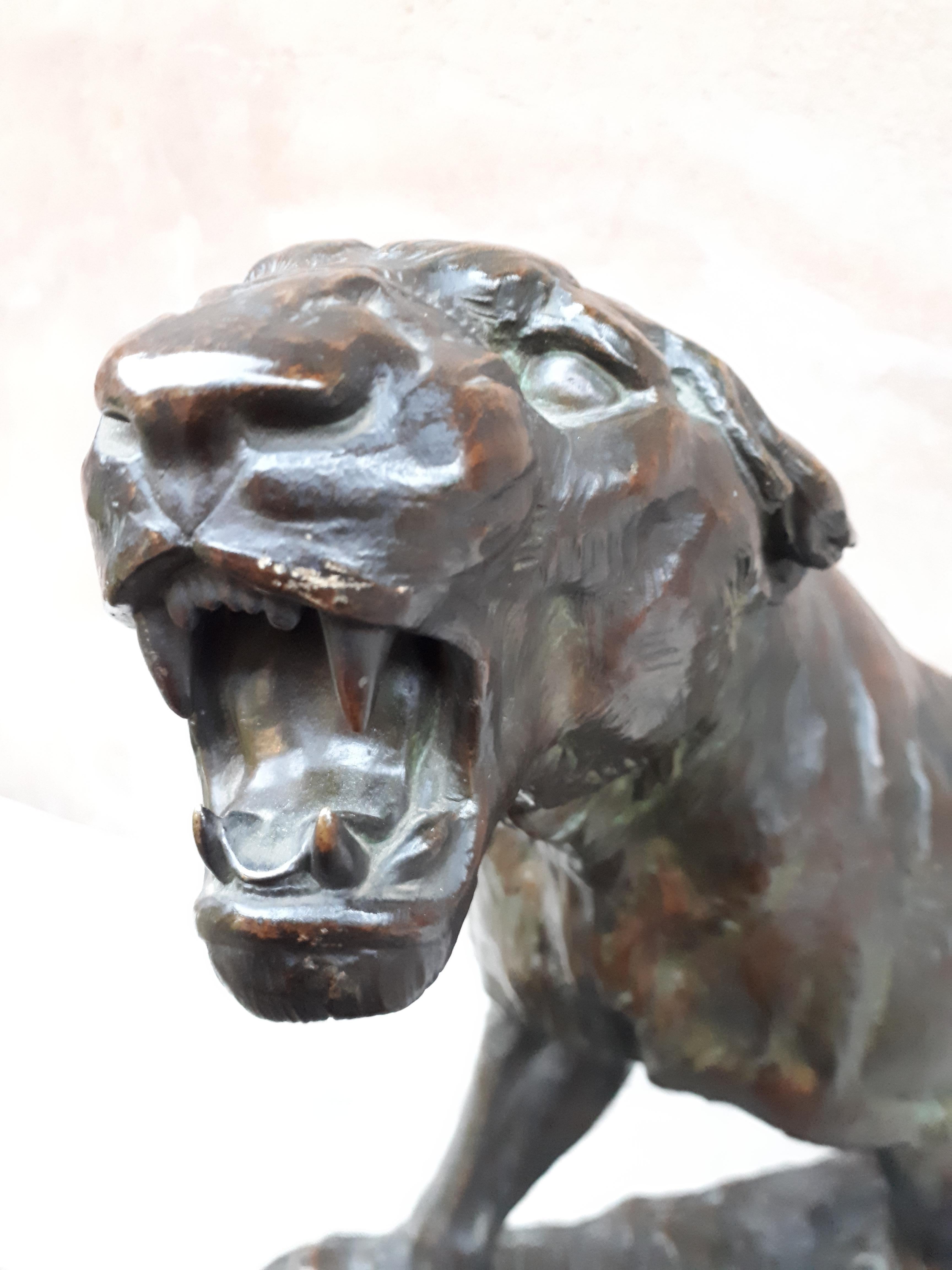 Grande sculpture en bronze (68 carats) d'une lionne blessée, par Charles Valton, France  en vente 3