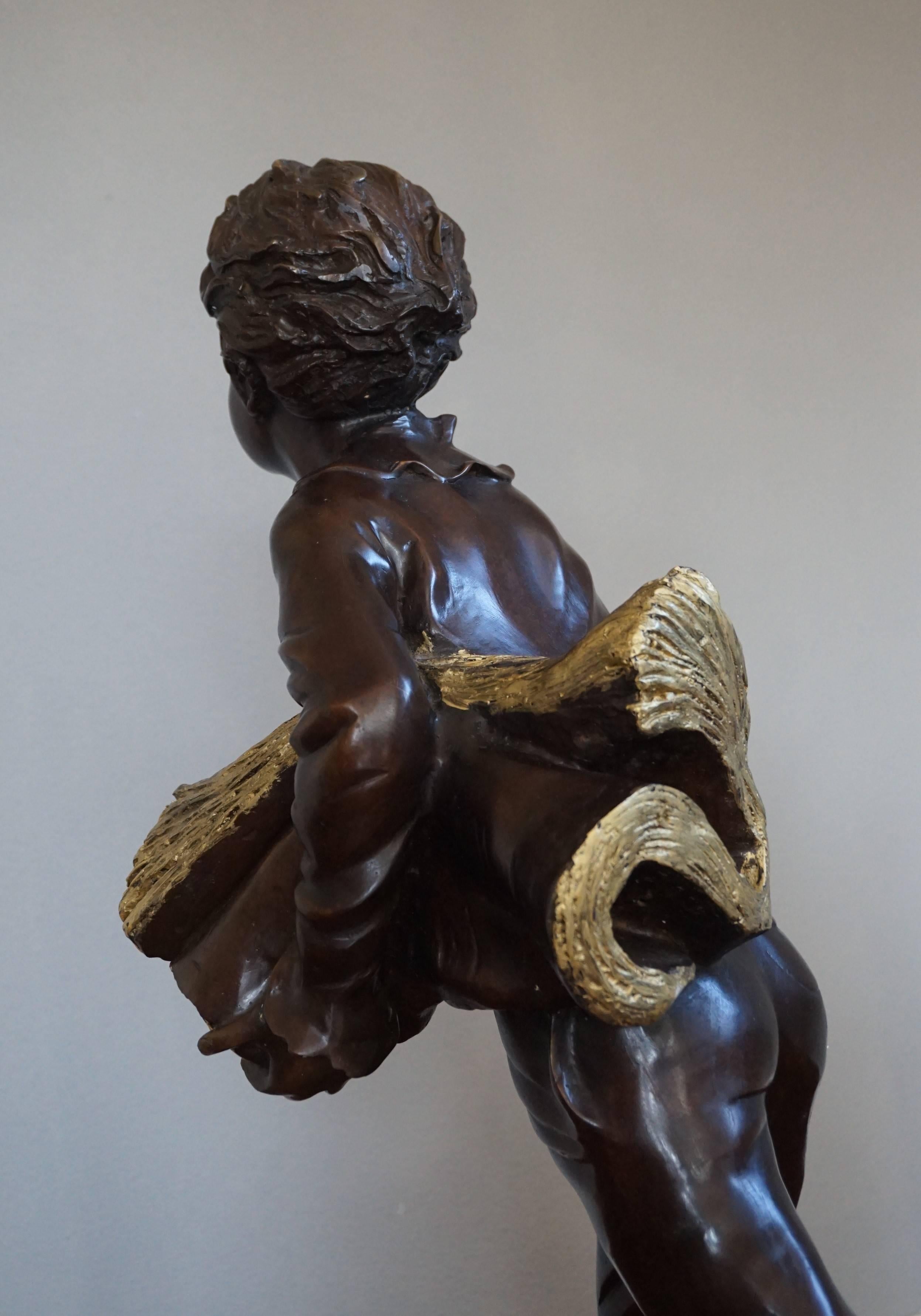 Large Bronze Sculpture of Excited & Running Newspaper Boy after Dominique Alonzo In Excellent Condition In Lisse, NL