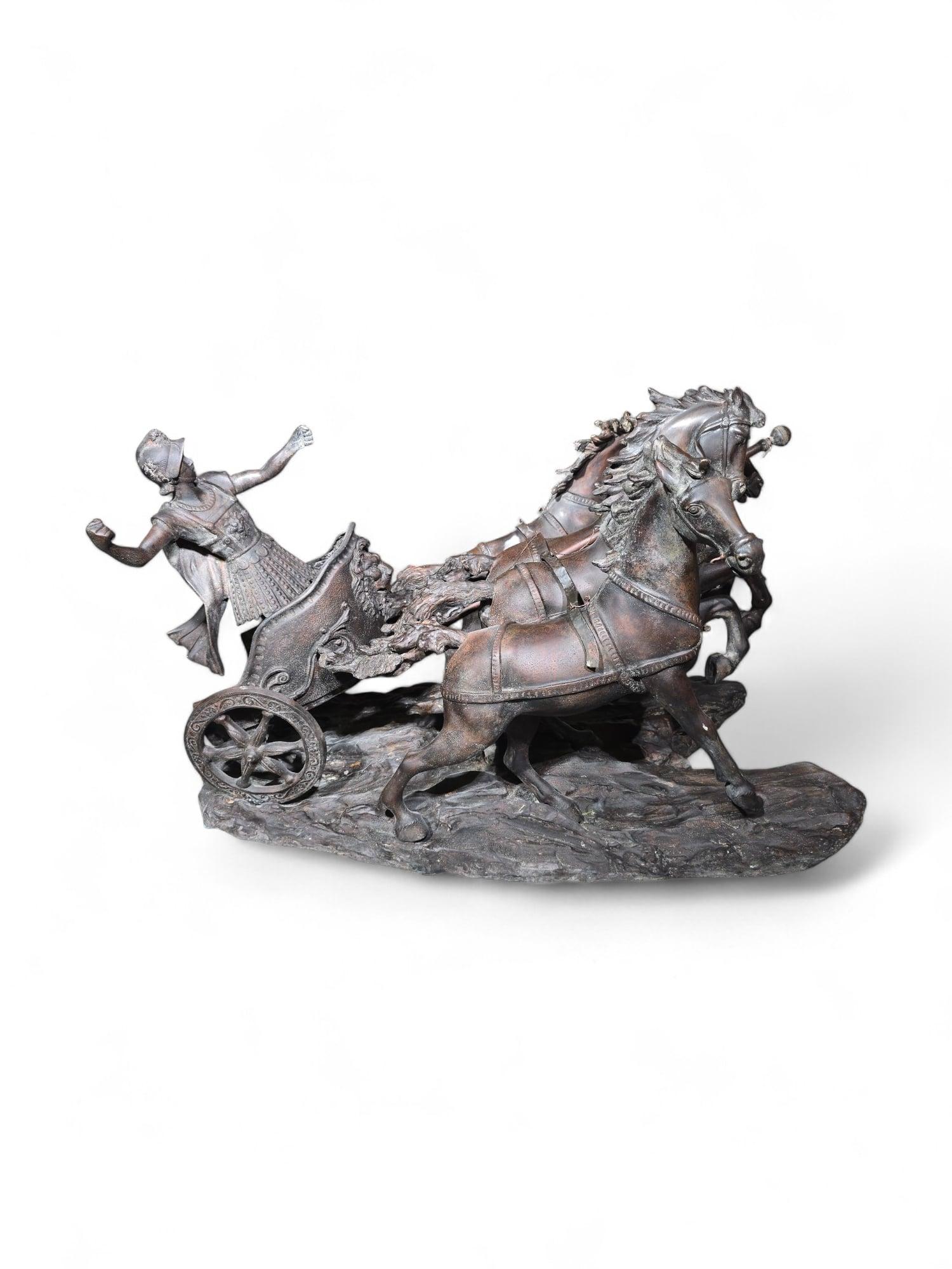 Inizio XX secolo Grande scultura in bronzo di biga romana - 120 cm in vendita