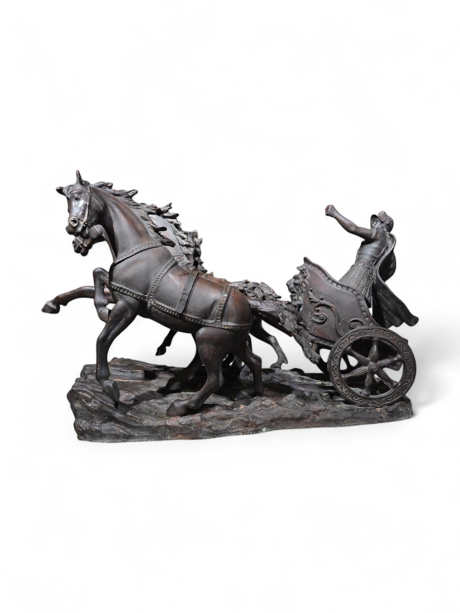 Grande scultura in bronzo di biga romana - 120 cm in vendita 1
