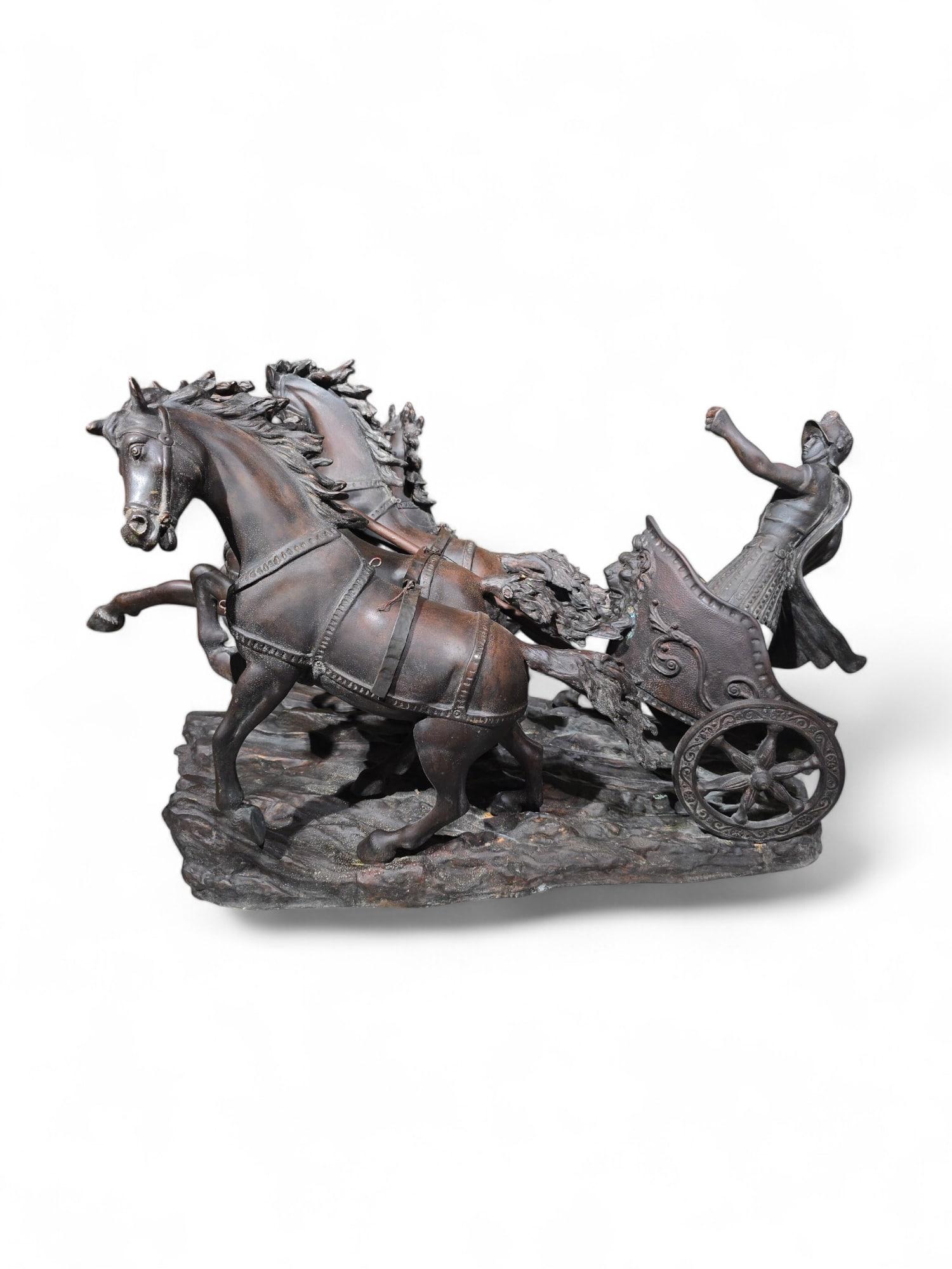 Grande scultura in bronzo di biga romana - 120 cm in vendita 2