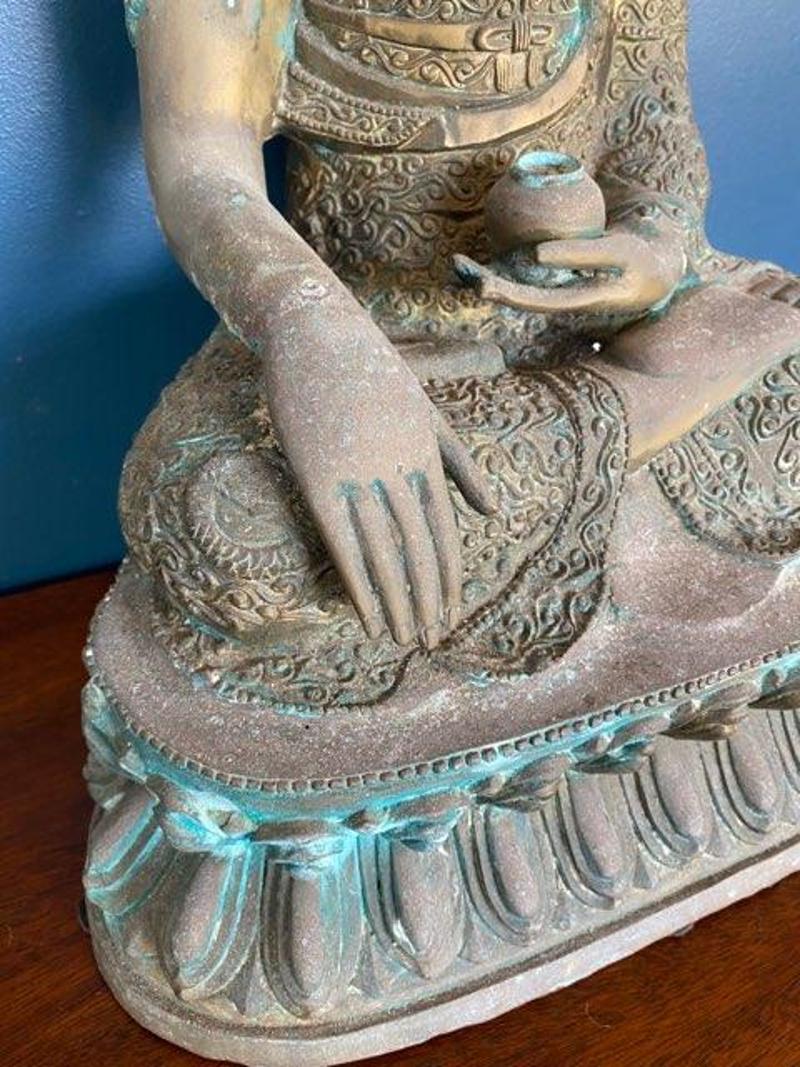 Large Bronze Sculpture of Thai Buddha in Seated Position In Good Condition For Sale In Middleburg, VA