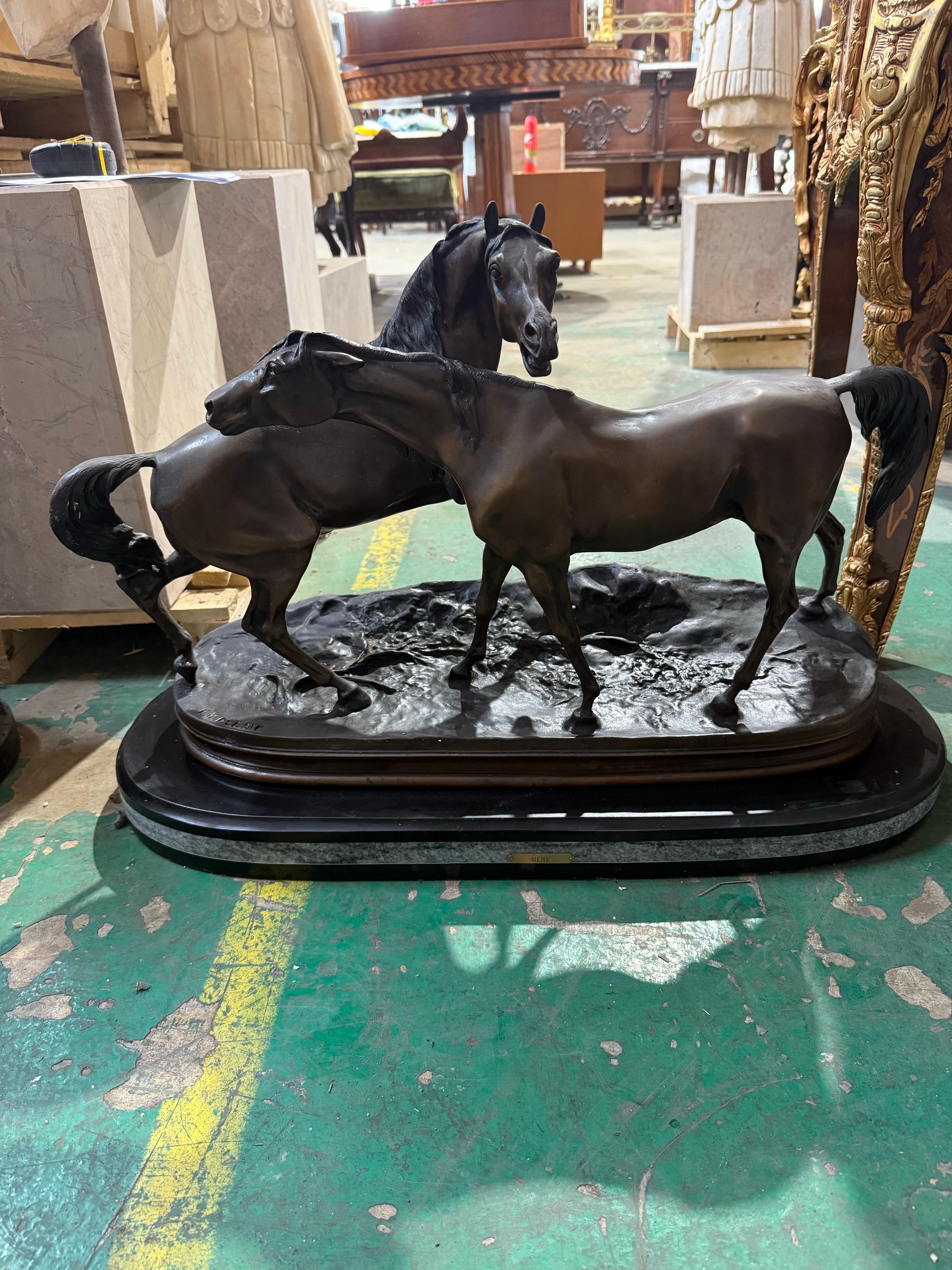 Una scultura in bronzo elegante e finemente modellata che raffigura due cavalli che si accarezzano in un momento di tranquillo affetto, reso con squisiti dettagli anatomici e una postura naturalistica. Questa composizione, ispirata al maestro