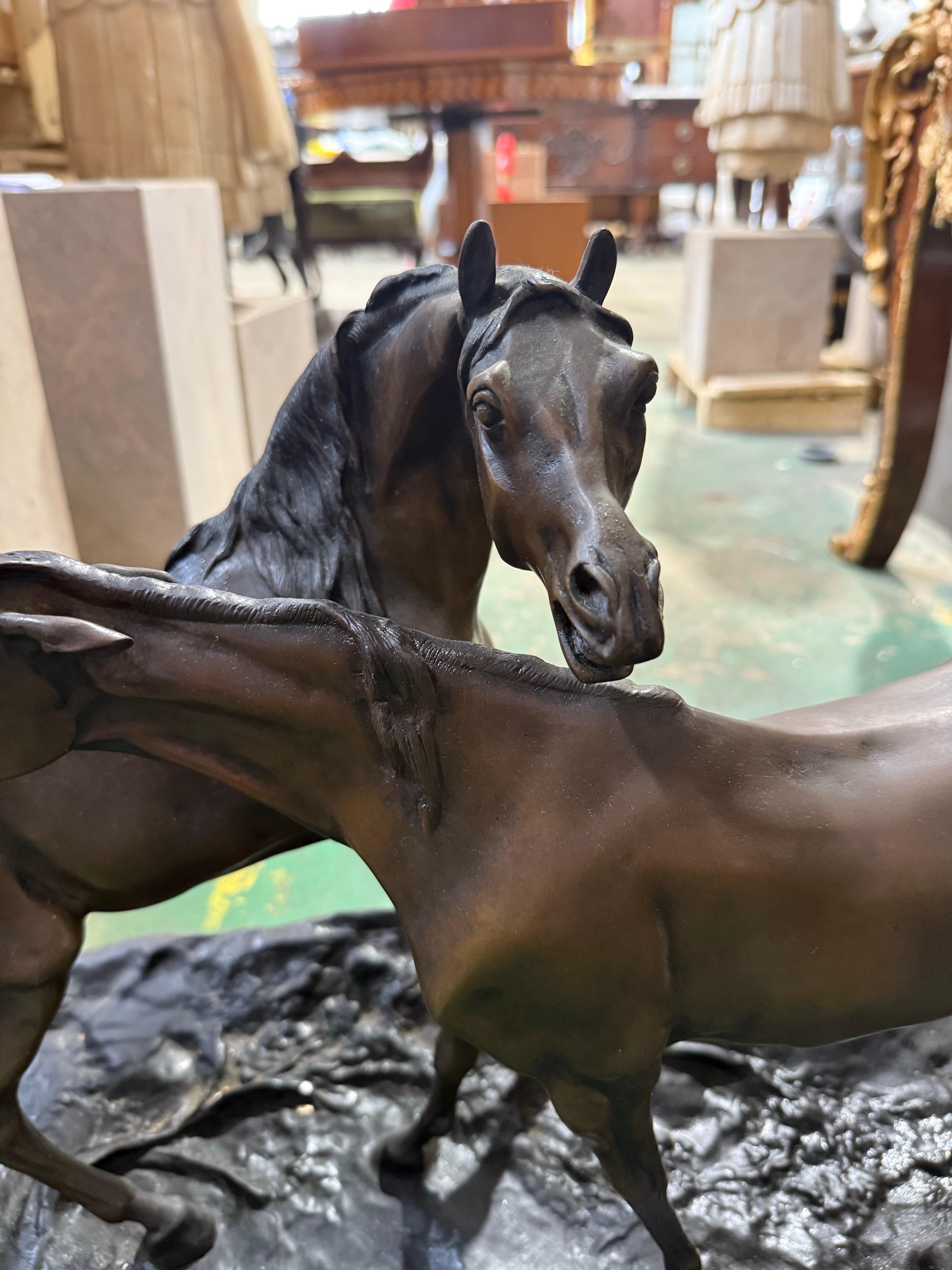 Europeo Grande scultura in bronzo di due cavalli - Dopo Pierre Jules Mêne in vendita
