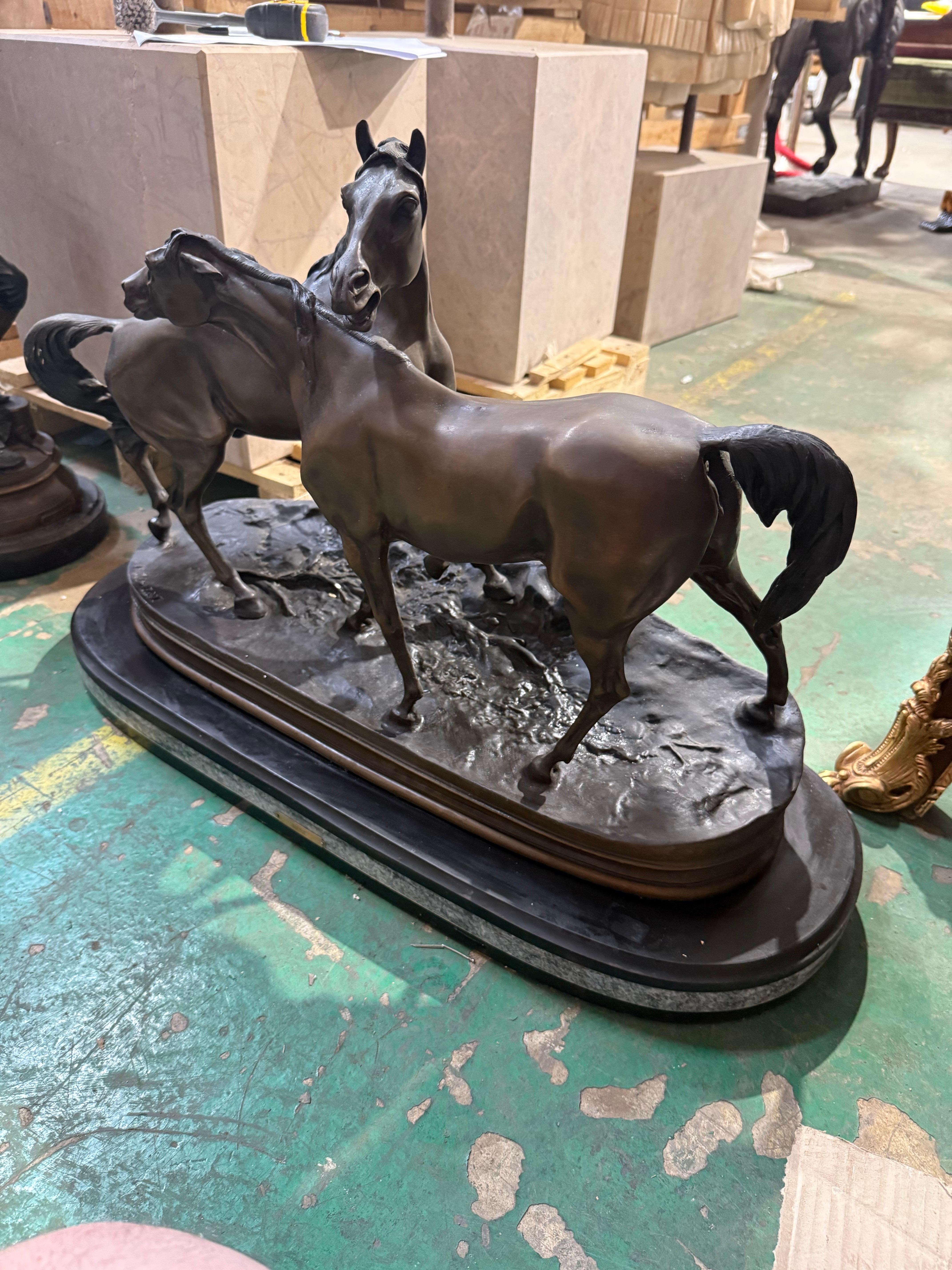 Grande scultura in bronzo di due cavalli - Dopo Pierre Jules Mêne In condizioni buone in vendita a Southall, GB