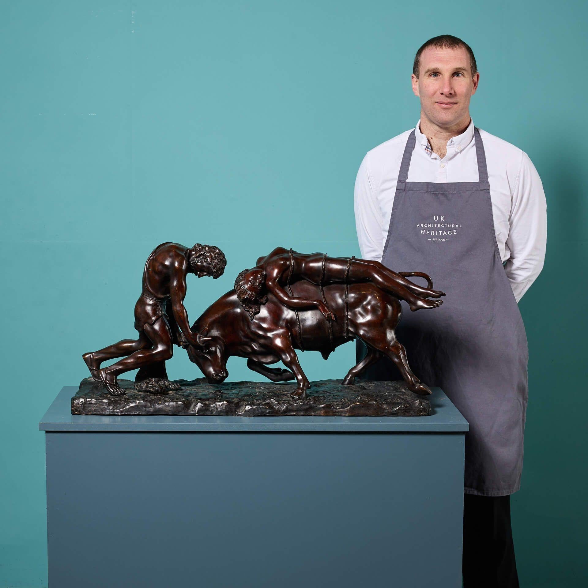 Una grande scultura antica in bronzo raffigurante il Ratto di Europa attribuita a Vincenzo Cinque.

Le grandi dimensioni e l'intrigante soggetto, abbinati alla patinatura scura, ne fanno un pezzo eccezionale per una credenza o una vetrinetta, in