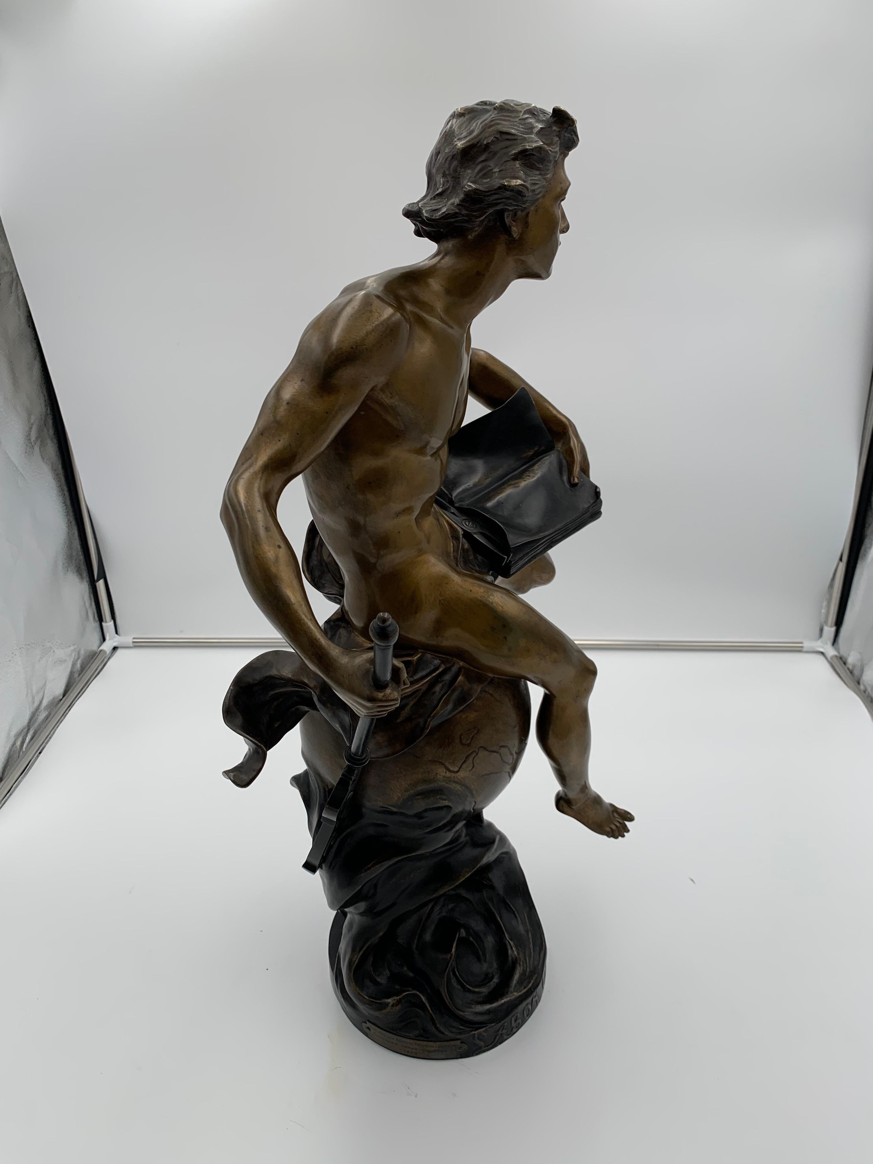 Large version (68 cm high) bronze sculpture of a young man with book and stick titled, Labor Omnia Regit“.

Material: bronze, patinated, in very good condition.
Signed: 